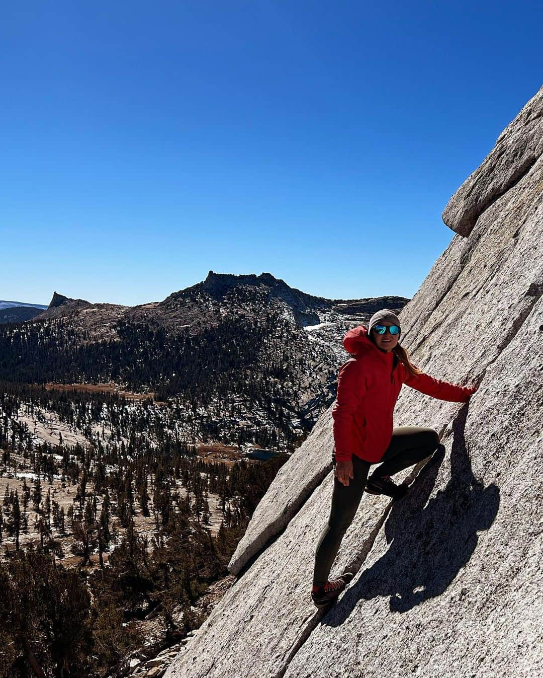 ヘイゼル・フィンドレーさんのインスタグラム写真 - (ヘイゼル・フィンドレーInstagram)「A chilly/windy lap of Cathedral Peak on our way over to Yosemite Valley. Views don’t get much better. Now we’re in the Valley and El Cap is still just as jaw dropping as it was to me when I first saw it in 2008 (check the final vid). @angus.kille @blackdiamond @lasportivana」11月1日 7時28分 - hazel_findlay