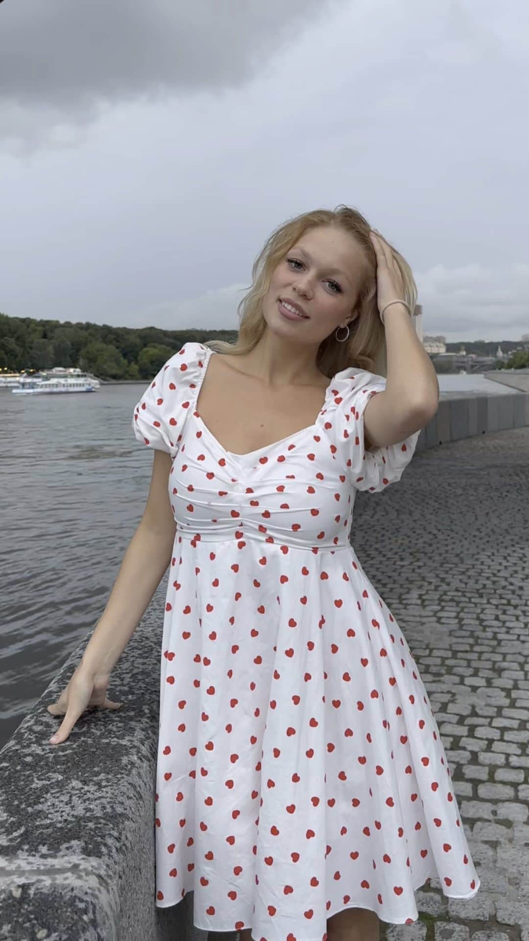 アナスタシヤ・ガルスチャンのインスタグラム：「Москва - Лето - Парк Горького , а также мои бесконечные шуточки слушала @forveria 🫡🤭」