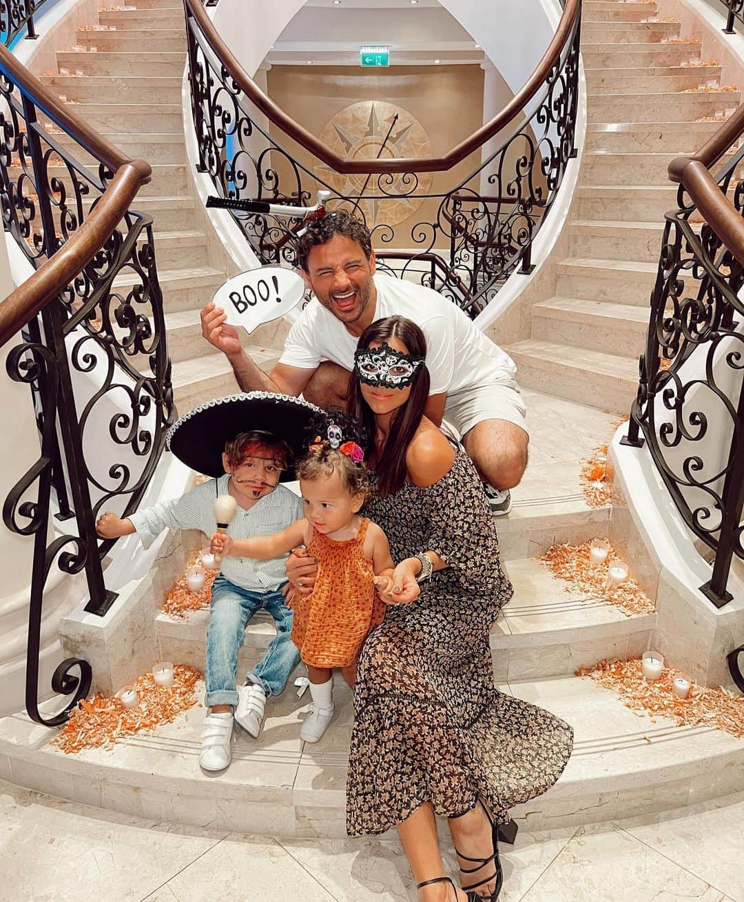 ルーシー・メックレンバーグのインスタグラム：「Happy Halloween 💀🧡🎃  We came away with no Halloween costumes and this is the best we could do very last minute hahaha Roman wasn’t impressed mummy forgot his costume 😅」