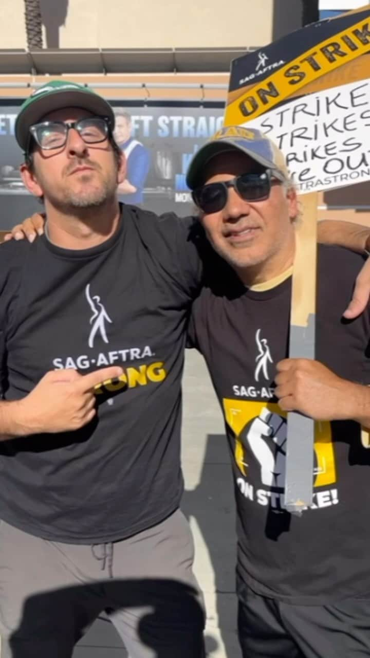 アダム・シャピロのインスタグラム：「Joined by my brother, the great @johnortiz718 for today’s strike drops at Fox, Sony, and Amazon. Thanks again Holly Dorff! See you all at Disney tomorrow. #sagaftrastrong」