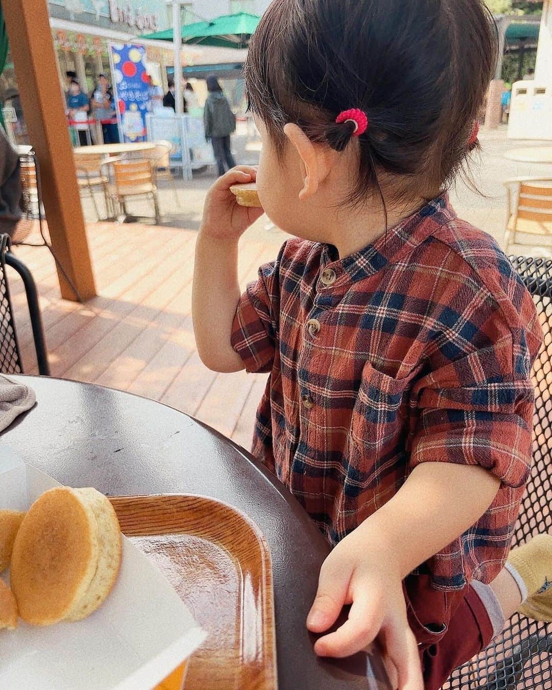 山田みみさんのインスタグラム写真 - (山田みみInstagram)「. ⁡ これはいつの日かの せっかく2人で出掛けたのに 9割食べてる写真しかなかった動物園デート ⁡ 動物どこいった？？？？？🐯 ⁡ ⁡ ⁡ ⁡ ⁡ ⁡ #女の子ママ #赤ちゃんのいる生活 #ベビスタグラム #ママスタグラム #2歳 #公式たまひよグラマー #イヤイヤ期 #動物園 #上野動物園」11月1日 19時00分 - mm_970710
