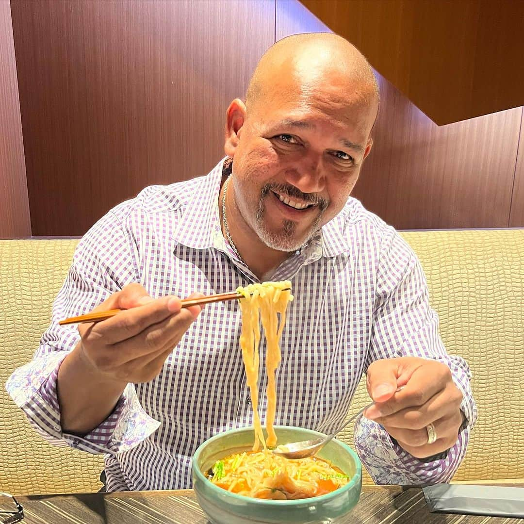 アレックス・ラミレスのインスタグラム：「Kompass restaurant on the 2nd floor at the Yokohama bay Sheraton Hotel Mediterranean Tomato Ramen 🍜 guys delicious 😋 I highly recommended! #ramen #mediterraneantomatoramen #delicious #yokohamabaysheraton #ramichan #ramichanhof2023 #ramichanlegendinjapan #japanesefood #vamos」