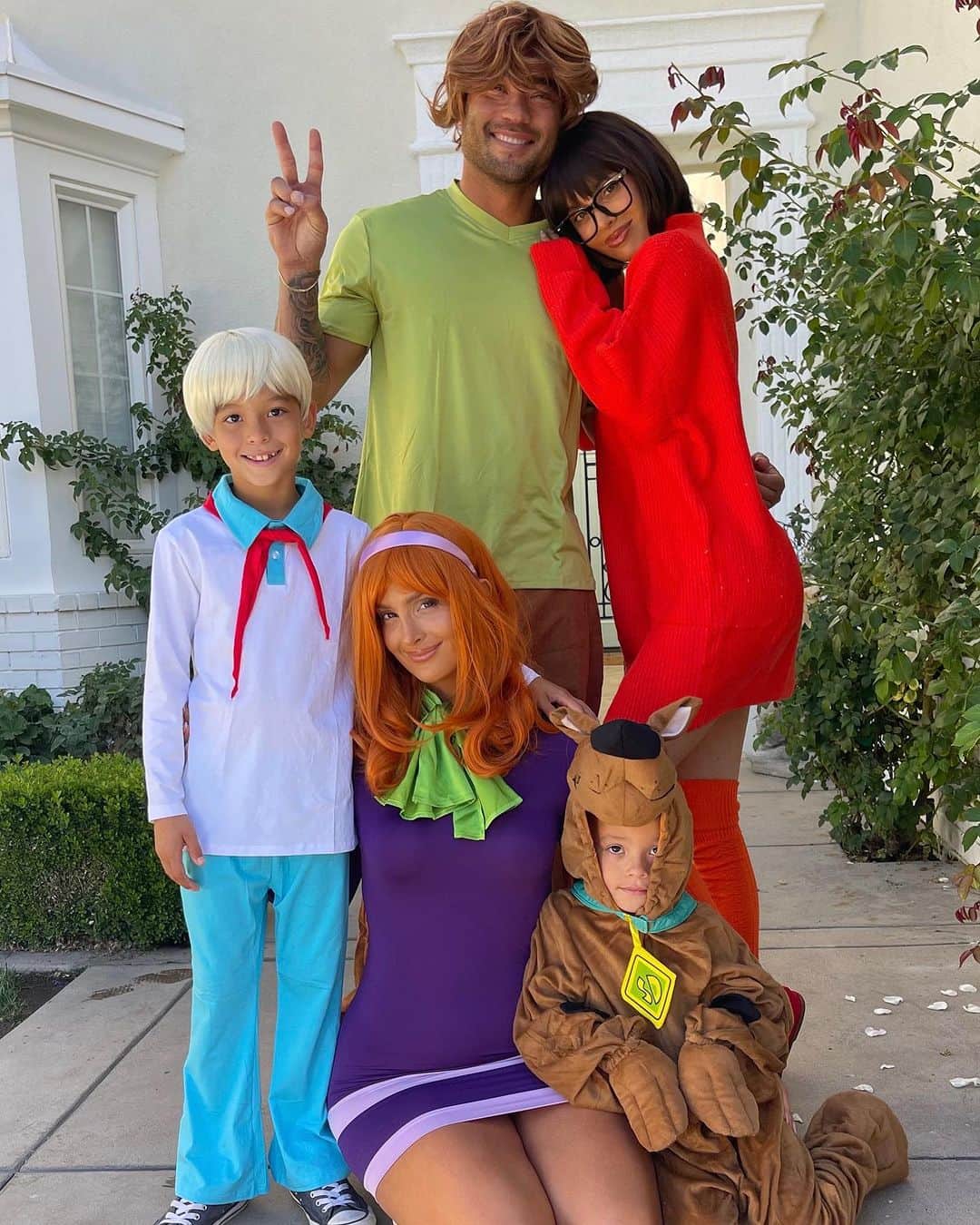 サラ・ステージのインスタグラム：「🔎🦴☮️✌🏼Happy Halloween everyone! Super happy Logan chose Scooby Doo theme because I’ve run out of family costume ideas 🤣」