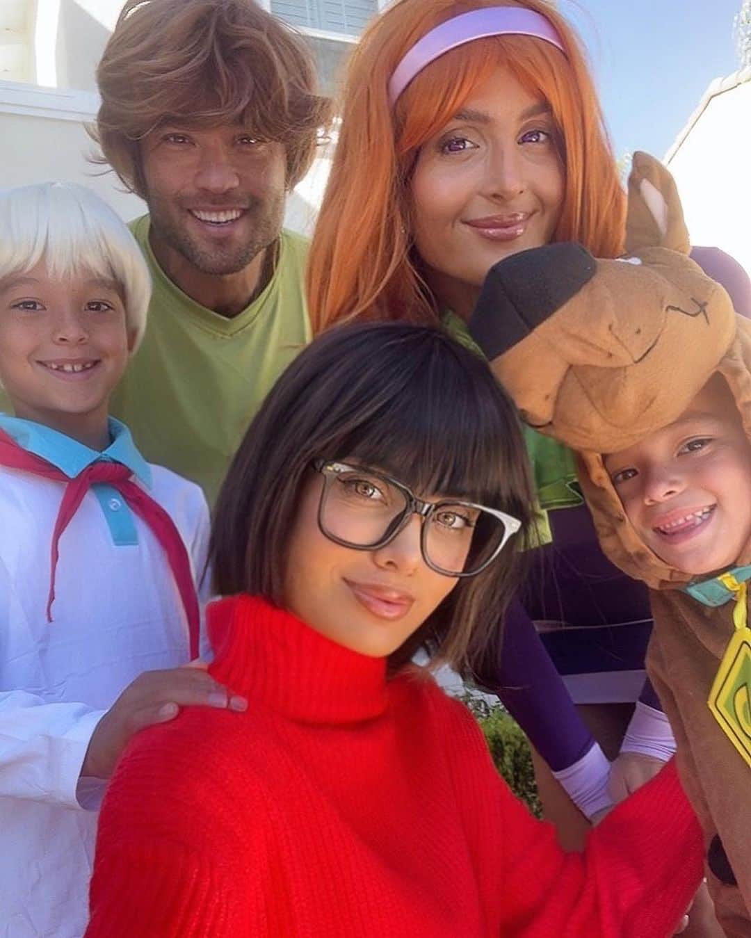 サラ・ステージさんのインスタグラム写真 - (サラ・ステージInstagram)「🔎🦴☮️✌🏼Happy Halloween everyone! Super happy Logan chose Scooby Doo theme because I’ve run out of family costume ideas 🤣」11月1日 7時50分 - sarahstage