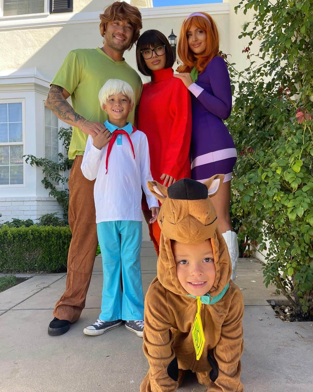 サラ・ステージさんのインスタグラム写真 - (サラ・ステージInstagram)「🔎🦴☮️✌🏼Happy Halloween everyone! Super happy Logan chose Scooby Doo theme because I’ve run out of family costume ideas 🤣」11月1日 7時50分 - sarahstage