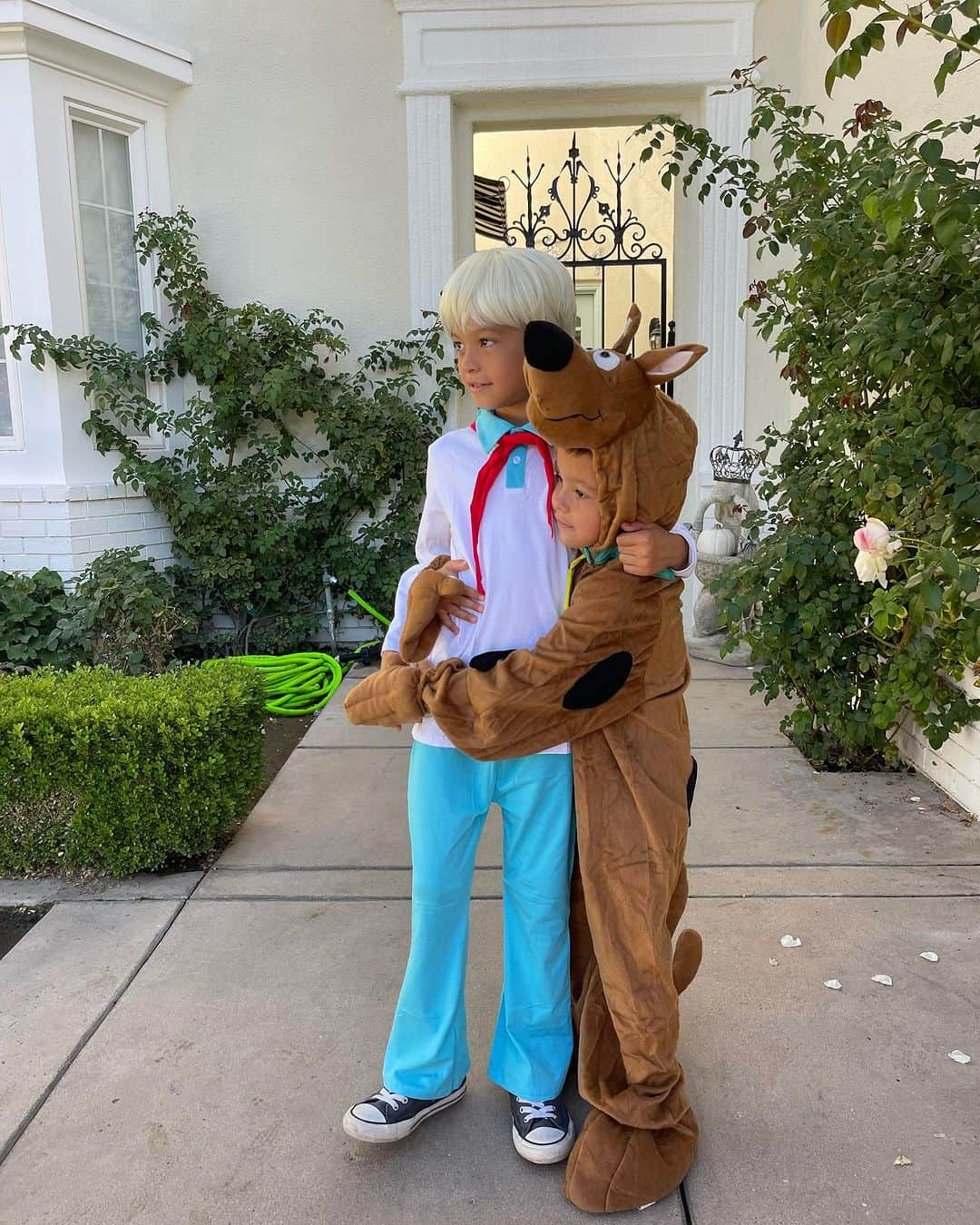 サラ・ステージさんのインスタグラム写真 - (サラ・ステージInstagram)「🔎🦴☮️✌🏼Happy Halloween everyone! Super happy Logan chose Scooby Doo theme because I’ve run out of family costume ideas 🤣」11月1日 7時50分 - sarahstage