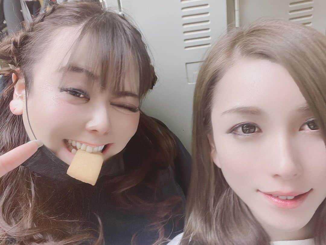 ベル（ニューハーフ）さんのインスタグラム写真 - (ベル（ニューハーフ）Instagram)「えーっと。ちゃん子🩷 お誕生日おめでとう🎁  皆様にご報告するのに、凄く時間がかかってしまいました。  私達の大好きで、かけがえのない友が、先日、先に旅立ちました。 正直、受け入れるまでに時間が必要な中、心が追いつかない毎日でしたが、耳元で彼女の「バーカっ、ベル！」が聞こえてくる様で頑張って来ました。 いっぱいいっぱい泣きました。 みんなでいっぱいいっぱい泣きました。 まだ、受け入れられるほど大人ぢゃないです。 ひとりになると悲しいし、寂しいし、辛いし。  彼女には、沢山沢山沢山世話になったんです。 だらしない私をいつでも、「ベルー任しときー❣️」って 守ってくれて、 一応私って先輩なのに、 「あー❣️うちのベルは馬鹿だから〜っがはははーっ笑笑」ってイジってくるのが大好きだったし。  いっぱい嫌な事もいっぱい飲み込んでくれて、消化してくれる器量のある姐さん気質で、いっぱい助けてもらった人達がいたとおもいます。 後輩には口うるさいクセに、その後飲み連れてくし。笑  恒例のチャンコ、文庫、ずんこ、私、同級生で、たまにやる同級生会は嬉しかったな。 そういうのも大事にしてくれる人。 私、なんもチャンコにお返し出来なかった。 いつも助けてもらってばかりで、 それでもかのじょは、 「うっせー‼️やりたくてやってんだよー‼️」 って守ってくれてた愛情に、今さらなんも出来ない自分が悔しいんです 今会えないあの人に言いたいのは、 ふざけんなって事と会いたいよって、伝えたいです。  私が偉そうな事は言えないのですが、 これまでチャンコを愛してくれた皆様、ご報告が遅くなって申し訳ありませんでした。 今までちゃんこを愛して、可愛がってきてくれた皆様、 改めて、本当にありがとうございます❣️ この先もいっぱいいっぱいチャンコの思い出話で騒いでくれたら嬉しいです❣️ #ひげがーる  #はろうぃんコスプレ  #歌舞伎町 #宮崎 #東京 #ニューハーフ」11月1日 7時54分 - bell_newhalf