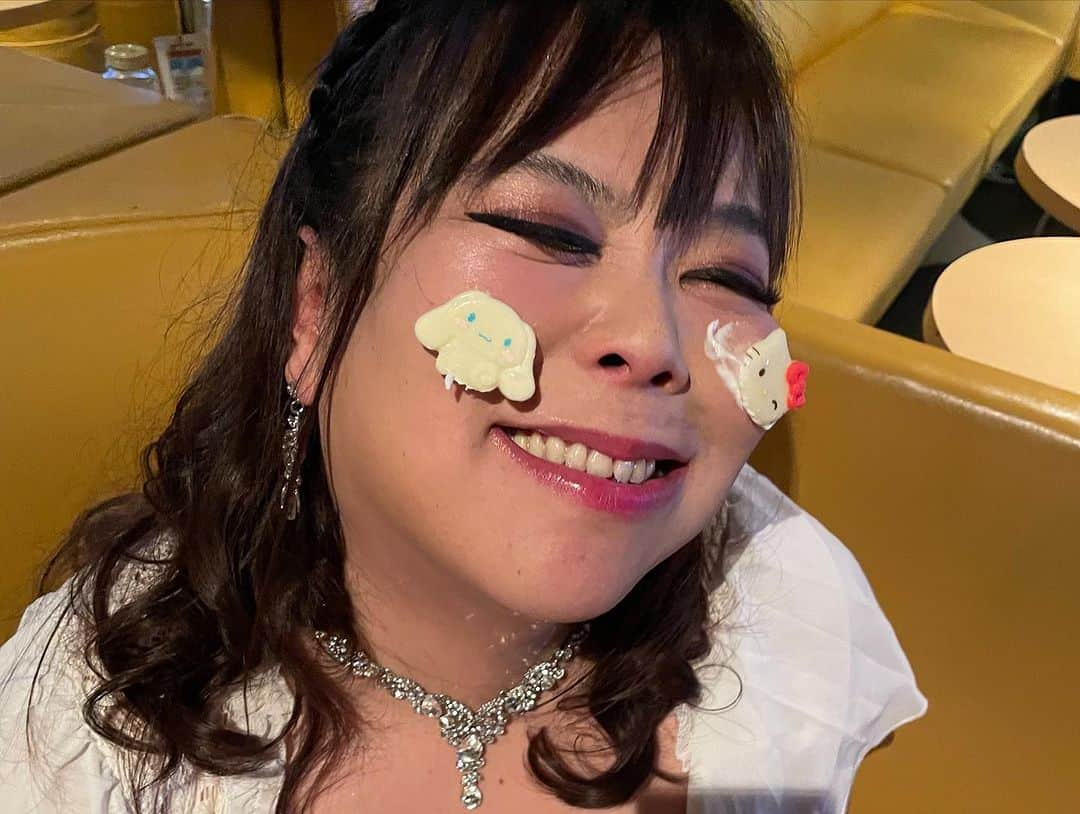 ベル（ニューハーフ）さんのインスタグラム写真 - (ベル（ニューハーフ）Instagram)「えーっと。ちゃん子🩷 お誕生日おめでとう🎁  皆様にご報告するのに、凄く時間がかかってしまいました。  私達の大好きで、かけがえのない友が、先日、先に旅立ちました。 正直、受け入れるまでに時間が必要な中、心が追いつかない毎日でしたが、耳元で彼女の「バーカっ、ベル！」が聞こえてくる様で頑張って来ました。 いっぱいいっぱい泣きました。 みんなでいっぱいいっぱい泣きました。 まだ、受け入れられるほど大人ぢゃないです。 ひとりになると悲しいし、寂しいし、辛いし。  彼女には、沢山沢山沢山世話になったんです。 だらしない私をいつでも、「ベルー任しときー❣️」って 守ってくれて、 一応私って先輩なのに、 「あー❣️うちのベルは馬鹿だから〜っがはははーっ笑笑」ってイジってくるのが大好きだったし。  いっぱい嫌な事もいっぱい飲み込んでくれて、消化してくれる器量のある姐さん気質で、いっぱい助けてもらった人達がいたとおもいます。 後輩には口うるさいクセに、その後飲み連れてくし。笑  恒例のチャンコ、文庫、ずんこ、私、同級生で、たまにやる同級生会は嬉しかったな。 そういうのも大事にしてくれる人。 私、なんもチャンコにお返し出来なかった。 いつも助けてもらってばかりで、 それでもかのじょは、 「うっせー‼️やりたくてやってんだよー‼️」 って守ってくれてた愛情に、今さらなんも出来ない自分が悔しいんです 今会えないあの人に言いたいのは、 ふざけんなって事と会いたいよって、伝えたいです。  私が偉そうな事は言えないのですが、 これまでチャンコを愛してくれた皆様、ご報告が遅くなって申し訳ありませんでした。 今までちゃんこを愛して、可愛がってきてくれた皆様、 改めて、本当にありがとうございます❣️ この先もいっぱいいっぱいチャンコの思い出話で騒いでくれたら嬉しいです❣️ #ひげがーる  #はろうぃんコスプレ  #歌舞伎町 #宮崎 #東京 #ニューハーフ」11月1日 7時54分 - bell_newhalf