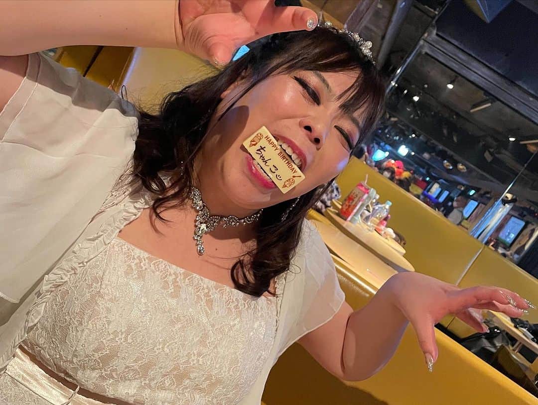 ベル（ニューハーフ）さんのインスタグラム写真 - (ベル（ニューハーフ）Instagram)「えーっと。ちゃん子🩷 お誕生日おめでとう🎁  皆様にご報告するのに、凄く時間がかかってしまいました。  私達の大好きで、かけがえのない友が、先日、先に旅立ちました。 正直、受け入れるまでに時間が必要な中、心が追いつかない毎日でしたが、耳元で彼女の「バーカっ、ベル！」が聞こえてくる様で頑張って来ました。 いっぱいいっぱい泣きました。 みんなでいっぱいいっぱい泣きました。 まだ、受け入れられるほど大人ぢゃないです。 ひとりになると悲しいし、寂しいし、辛いし。  彼女には、沢山沢山沢山世話になったんです。 だらしない私をいつでも、「ベルー任しときー❣️」って 守ってくれて、 一応私って先輩なのに、 「あー❣️うちのベルは馬鹿だから〜っがはははーっ笑笑」ってイジってくるのが大好きだったし。  いっぱい嫌な事もいっぱい飲み込んでくれて、消化してくれる器量のある姐さん気質で、いっぱい助けてもらった人達がいたとおもいます。 後輩には口うるさいクセに、その後飲み連れてくし。笑  恒例のチャンコ、文庫、ずんこ、私、同級生で、たまにやる同級生会は嬉しかったな。 そういうのも大事にしてくれる人。 私、なんもチャンコにお返し出来なかった。 いつも助けてもらってばかりで、 それでもかのじょは、 「うっせー‼️やりたくてやってんだよー‼️」 って守ってくれてた愛情に、今さらなんも出来ない自分が悔しいんです 今会えないあの人に言いたいのは、 ふざけんなって事と会いたいよって、伝えたいです。  私が偉そうな事は言えないのですが、 これまでチャンコを愛してくれた皆様、ご報告が遅くなって申し訳ありませんでした。 今までちゃんこを愛して、可愛がってきてくれた皆様、 改めて、本当にありがとうございます❣️ この先もいっぱいいっぱいチャンコの思い出話で騒いでくれたら嬉しいです❣️ #ひげがーる  #はろうぃんコスプレ  #歌舞伎町 #宮崎 #東京 #ニューハーフ」11月1日 7時54分 - bell_newhalf