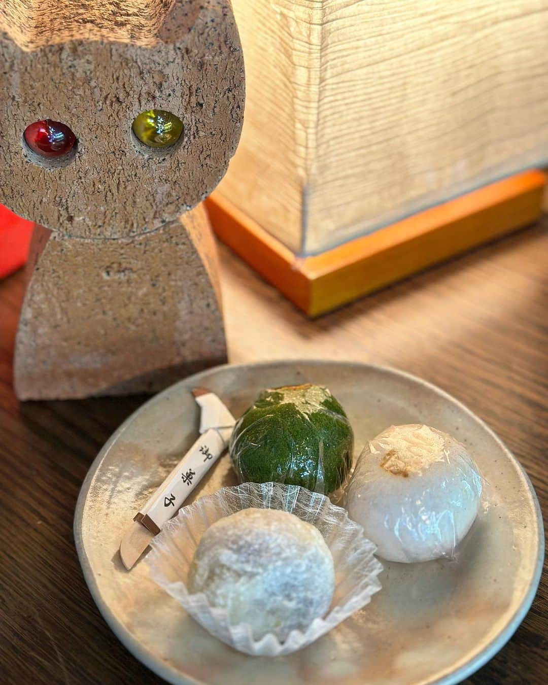 ベリッシモ・フランチェスコのインスタグラム：「Delicious Manjū at Tohoen, Takayama😋 Manjū is a traditional Japanese confection, have an outside made from flour, rice powder and buckwheat, and a filling of red bean paste “Anko”, usually made from boiled azuki beans and sugar✨ 飛騨高山の老舗和菓子店「稲豊園」で美味しい饅頭を頂きました❤️ Oggi mangiamo dei buonissimi “Manjū”, dolci tradizionali giapponesi con l’esterno a base di farina, riso in polvere e grano saraceno e un ripieno di “Anko”, fatto di fagioli azuki bolliti e zucchero.🤩  #ベリッシモ #料理研究家 #料理研究家ベリッシモ #イタリア料理研究家 #イタリア料理研究家ベリッシモフランチェスコ #饅頭 #そば饅頭 #稲豊園 #高山 #高山グルメ #飛騨高山 #飛騨高山グルメ #francescobellissimo #cheflife #cake #confection #dessert #foodporn #food #foodphotography #takayama #manju #美味しい #pastrychef #chefstyle #japantravel #gifu #gourmet #enjoylife #侘び寂び」