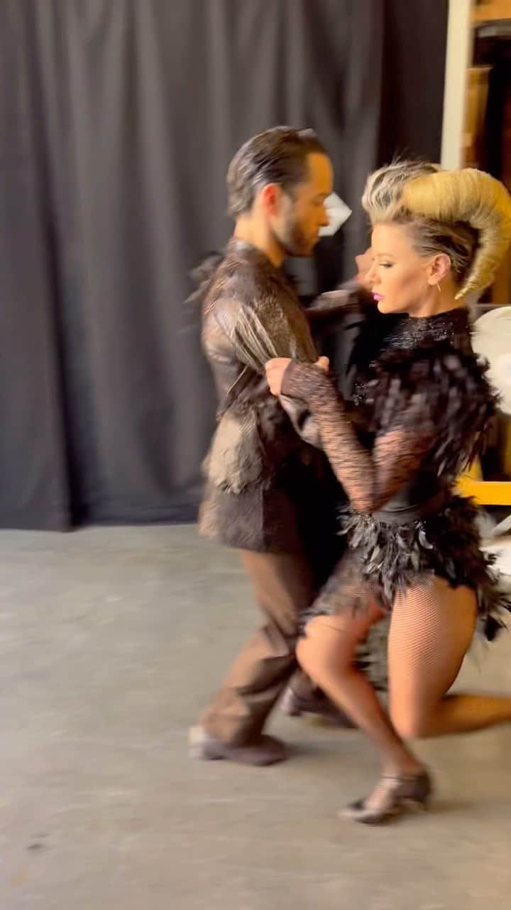 アリアナ・マディックスのインスタグラム：「When DWTS falls perfectly on Halloween😈 #dwts」