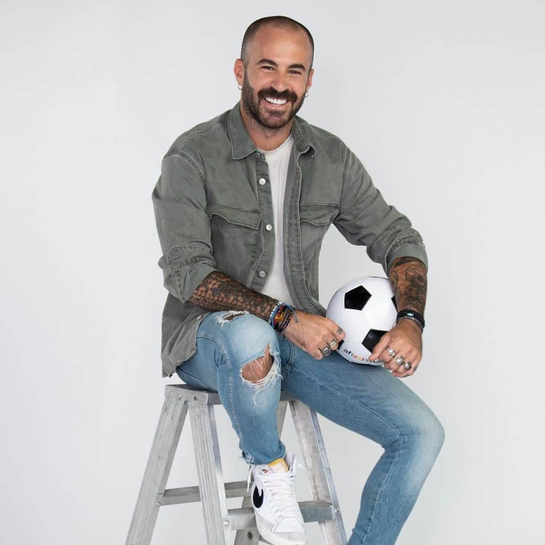 マルク・クロサスのインスタグラム：「A la vida, sonrisas y ganas. Y un balón de fútbol ⚽️😃」