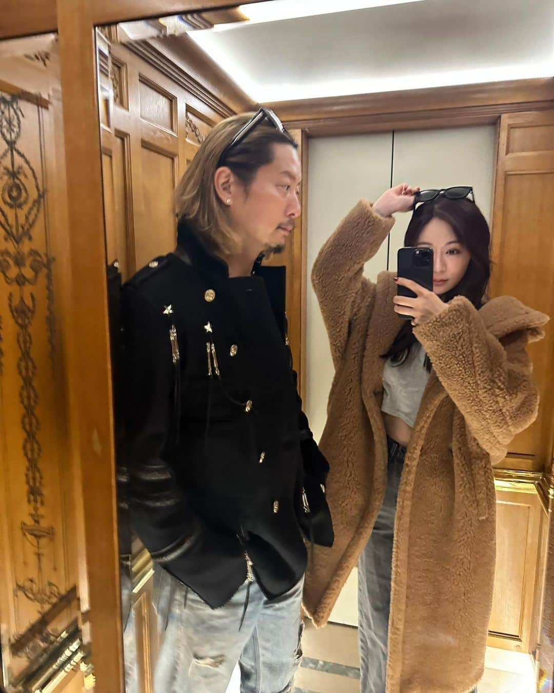 Reikaさんのインスタグラム写真 - (ReikaInstagram)「mirror couple selfies   啓司パパのコーデ素敵💓 昔のクロムやソロイストを入れてきたり エルメスとNoahミックスしたり。上級者すぎ！ パリでも「そのコーデやばいね🔥」って男性にめっちゃ声かけられてた。 やっぱりJapanese なストリートスタイル要素がヨーロッパでも人気なんだね。  私は至って結構シンプル  #リンクコーデ」11月1日 7時56分 - reikamarianna