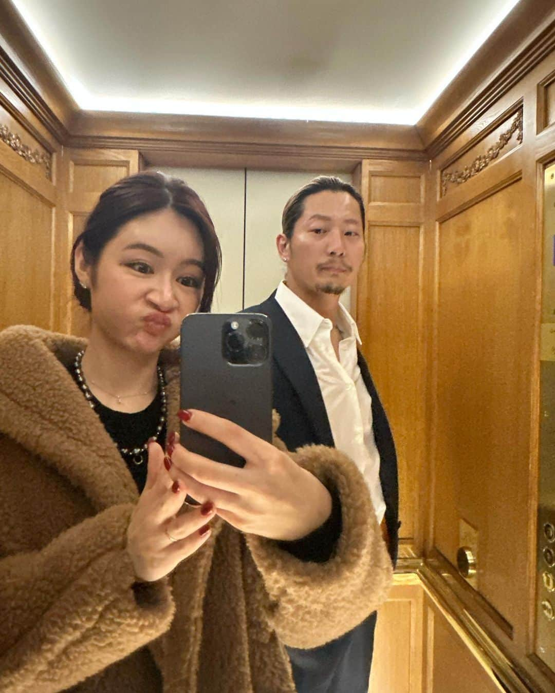 Reikaさんのインスタグラム写真 - (ReikaInstagram)「mirror couple selfies   啓司パパのコーデ素敵💓 昔のクロムやソロイストを入れてきたり エルメスとNoahミックスしたり。上級者すぎ！ パリでも「そのコーデやばいね🔥」って男性にめっちゃ声かけられてた。 やっぱりJapanese なストリートスタイル要素がヨーロッパでも人気なんだね。  私は至って結構シンプル  #リンクコーデ」11月1日 7時56分 - reikamarianna