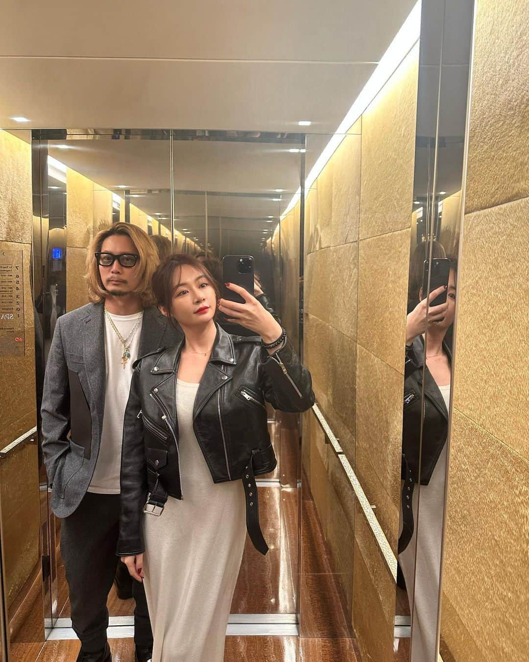 Reikaさんのインスタグラム写真 - (ReikaInstagram)「mirror couple selfies   啓司パパのコーデ素敵💓 昔のクロムやソロイストを入れてきたり エルメスとNoahミックスしたり。上級者すぎ！ パリでも「そのコーデやばいね🔥」って男性にめっちゃ声かけられてた。 やっぱりJapanese なストリートスタイル要素がヨーロッパでも人気なんだね。  私は至って結構シンプル  #リンクコーデ」11月1日 7時56分 - reikamarianna