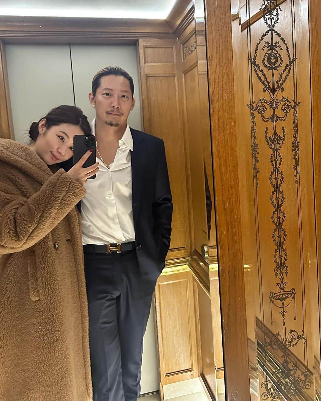 Reikaのインスタグラム：「mirror couple selfies   啓司パパのコーデ素敵💓 昔のクロムやソロイストを入れてきたり エルメスとNoahミックスしたり。上級者すぎ！ パリでも「そのコーデやばいね🔥」って男性にめっちゃ声かけられてた。 やっぱりJapanese なストリートスタイル要素がヨーロッパでも人気なんだね。  私は至って結構シンプル  #リンクコーデ」