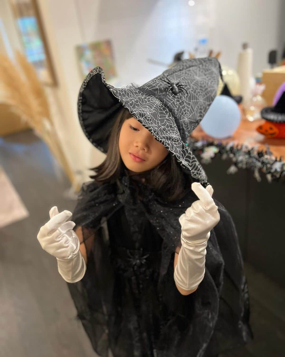 廣瀬規子さんのインスタグラム写真 - (廣瀬規子Instagram)「今年のハロウィンは、アリスから始まり、魔女、シナモロールのお化け、、、と、大変振り幅の広い仮装でお楽しみになられたお嬢さんでございます🫰💕💕💕🎃  何よりお友達と遊べて最高ね🥹🫰🫶💕  そして、、私個人的には皆んなの仮装が見れて楽しかったぁ🥳  #halloween  #halloween2023」11月1日 7時56分 - noriko_style