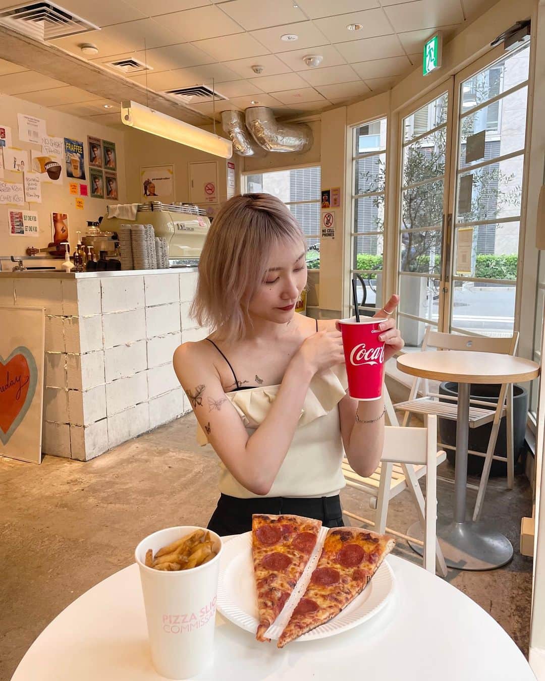 白井琴望のインスタグラム：「pizza🍕  店内がアメリカっぽい雰囲気ですごく可愛かった🇺🇸 次はドーナツが食べたい❕🤍  #東京カフェ #東京グルメ #東京ランチ #日本橋カフェ #日本橋グルメ #日本橋ランチ #nihonbashi #tokyo #ootd #zara #ザラジョ #白井琴望」