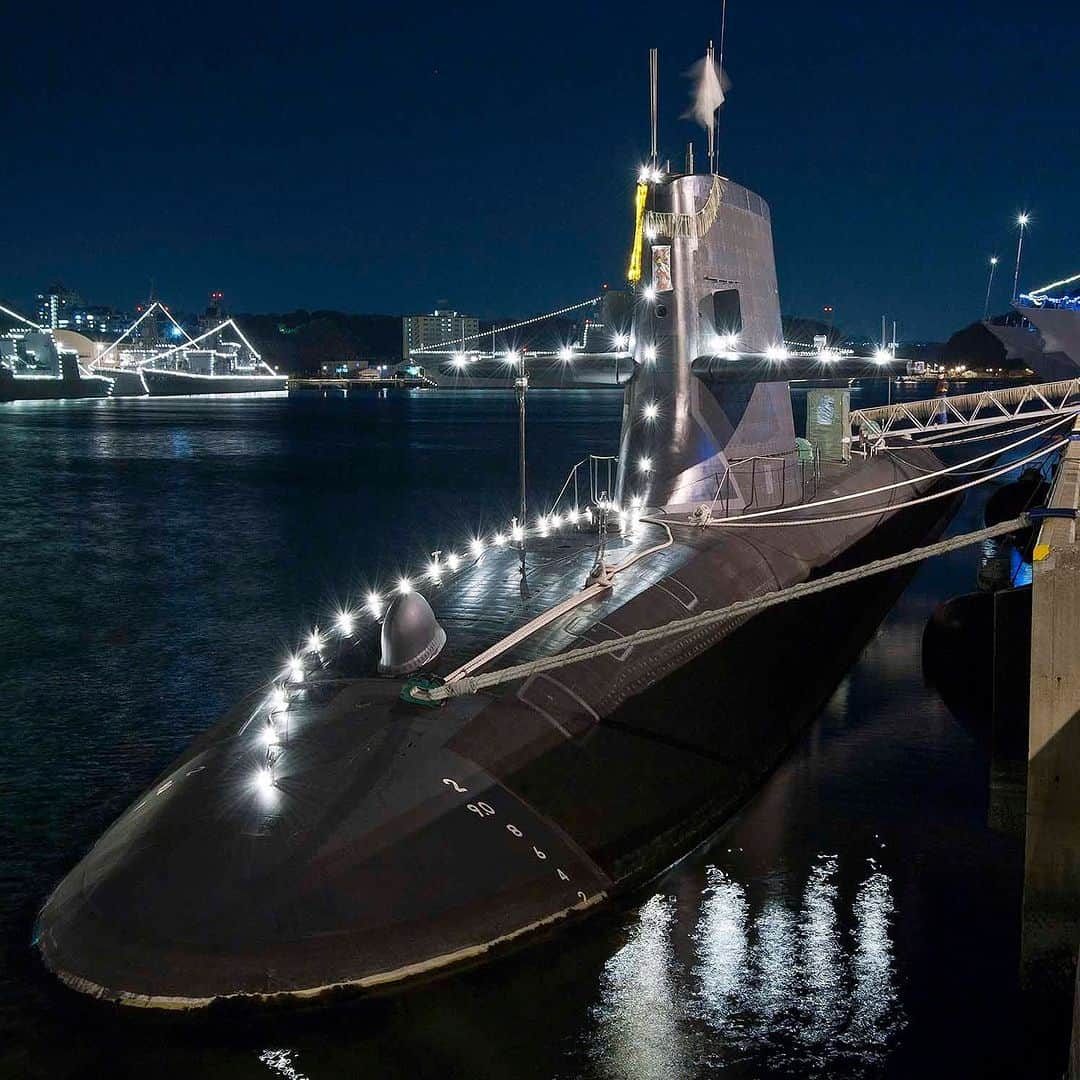 海上自衛隊さんのインスタグラム写真 - (海上自衛隊Instagram)「本日は #自衛隊記念日 です！ 艦艇を装飾する「 #満艦飾 」「 #電灯艦飾 」を行います。潜水艦も「艦飾」として艦橋上部に自衛艦旗を掲げ、電灯艦飾も行います⚓💡是非ご覧ください！  これからも防衛省・自衛隊をよろしくお願いいたします🫡  #海上自衛隊 #JMSDF #艦艇 #潜水艦」11月1日 8時00分 - jmsdf_pr