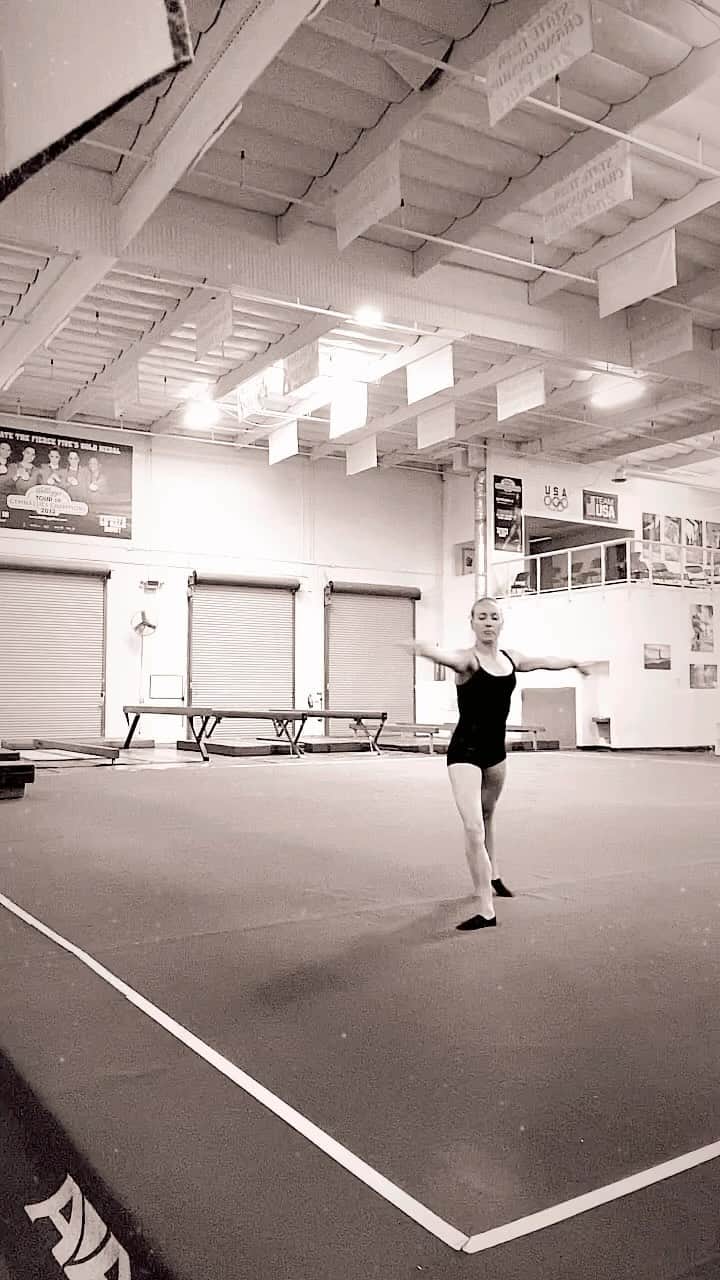 リーケ・ウェイファースのインスタグラム：「work work work. in gymnastics is always soo much work to do. so many drills & techniques to train, turns to learn and to perfectionate, and never will 1 turn ever be completely the same. we’re building a big foundation to create more difficulty and more stability at the same time, to make the puzzle complete at the end of the day to perform full routines in the allaround again ❤️‍🔥 It’s made out of so much, and there is only 1 shot to show the things you’ve got. Gymnastics is a combination of sport and art, that’s why it’s so full of everything. It’s extremely difficult and so fascinating if you can see all the small stepping stones needed to come to that completion of a brilliant performance on the biggest stage 🤍✨  On rough days don’t see this high mountain to the peak, keep it small. It’s motivating that there is always something you can work on, keep investing & improving, it will all add up, in the end you’re building some piece of art to show the world ✨」