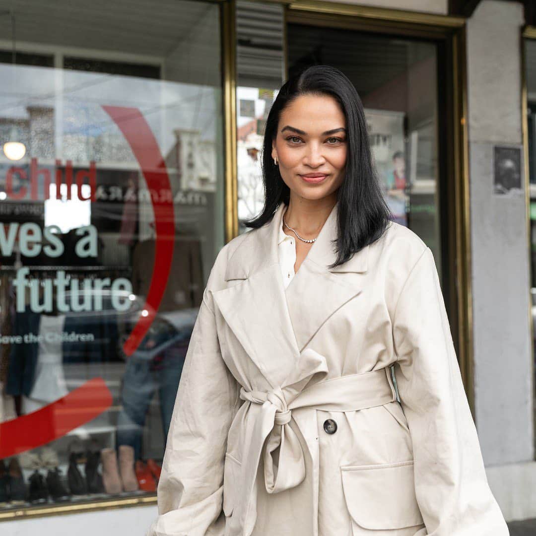シャニーナ・シャイクのインスタグラム：「Exciting news! Save the Children Australia is thrilled to introduce our newest Ambassador… internationally renowned supermodel, entrepreneur, and podcaster, @shaninamshaik 👏❤️   Having been a long-time donor to Save the Children over the years, Shanina is deeply committed to the work of Save the Children in creating a brighter world in which all children can thrive.  On a recent trip to Melbourne, Shanina spent the day getting to see this valuable work in person – visiting our head office and meeting the team; Op Shopping and donating clothing to some of our incredible volunteers at one of our retail stores; before finishing the day at one of our 54 reasons’ operated Family Learning Programs – where the children were buzzing with excitement and full of questions for Shanina 😊   We’re over the moon to be working with Shanina and can’t wait to see the genuine and positive impact this relationship will no doubt bring.」