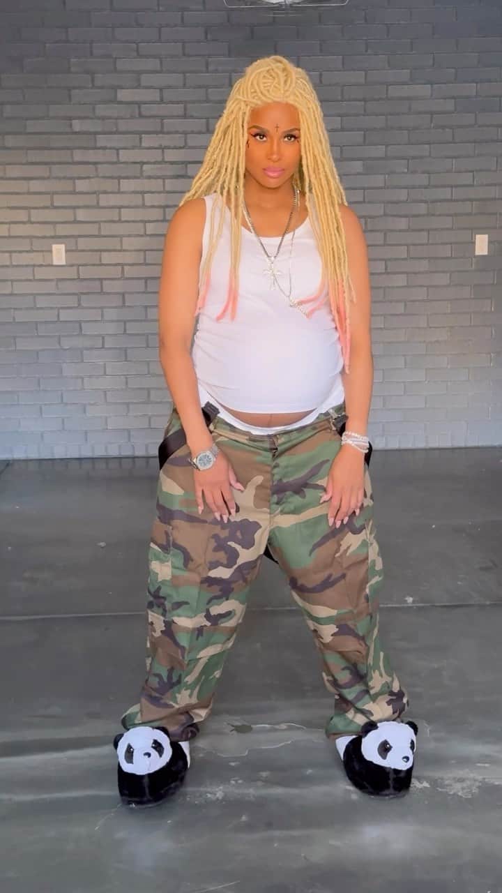 シアラのインスタグラム：「I am the Female Weezy 🤟🏽😎」