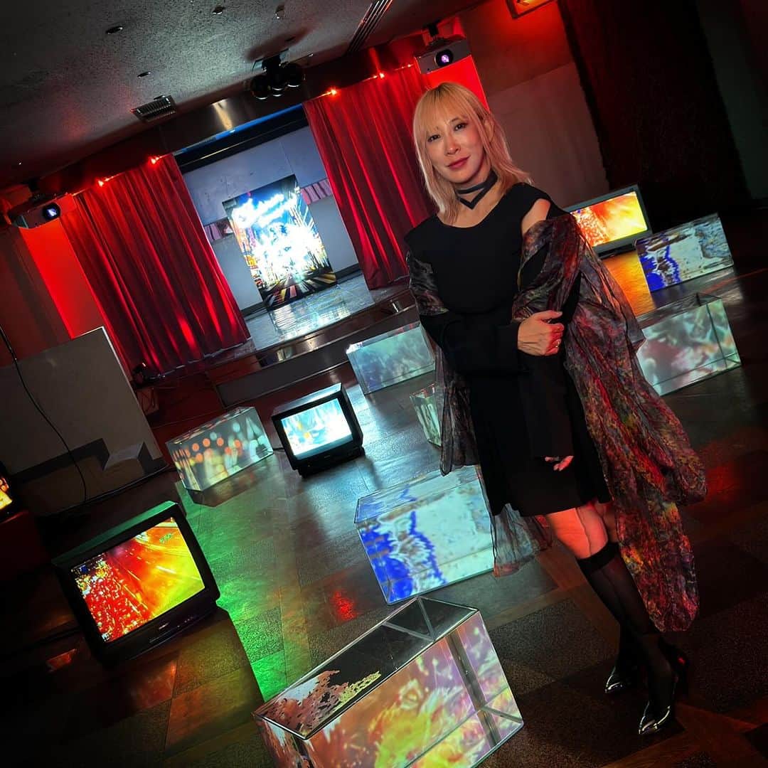 蜷川実花のインスタグラム：「前橋が熱いんだよー。 最近ご縁があり色々なプロジェクトに参加させていただいてるんだけど、ここほんと独特の面白さがあって，味わい深いの。 今前橋で3箇所作品みていただけるので週末などにぜひいってみてほしい😀 アーツ前橋 開館10周年記念展「New Horizon―歴史から未来へ」で私は廃キャバレーでインスタレーションやってるよ。  会期：2023年10月14日 - 2024年2月12日 会場：アーツ前橋と前橋市中心街 https://www.artsmaebashi.jp/?p=18770  白井屋ホテでは私の作品を展示した客室「蜷川実花ルーム」が期間限定（2024年2月11日まで）で。 白井屋のロビーでは立体作品「残照」をみていただけます❗️  この期間いろんな展示を前橋でやってるから気になってた方はこの時期おすすめです。  感想聞かせてね！  @shiroiyahotel  @arts_maebashi」