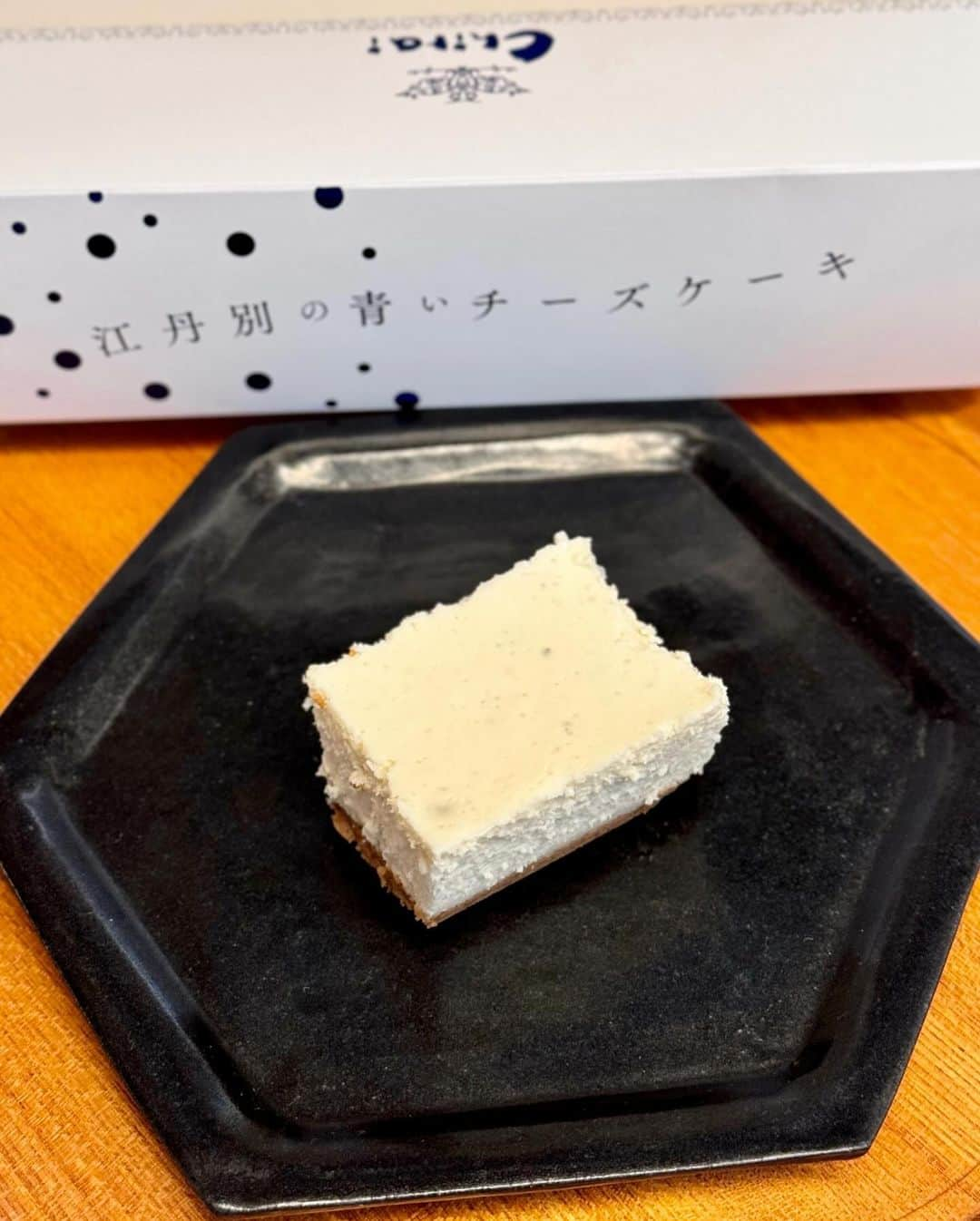 秋山具義さんのインスタグラム写真 - (秋山具義Instagram)「前田裕二くんが「食べてほしい！」と、お土産でくれた『Chirai』の「江丹別の青いチーズケーキ」が爽やかなブルーチーズ、シナモン香るタルト生地、めちゃくちゃ美味しかった！ コーヒーで食べたけど、これ絶対ワインが最高だと思う！  #chirai #江丹別の青いチーズケーキ #具義スイーツ2023 #具義お土産2023 #具義お取り寄せ2023」11月1日 8時09分 - gugitter