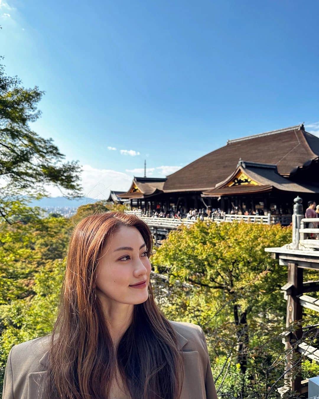 宮坂灯里のインスタグラム：「清水の舞台から観る紅葉は格別🥹✨ Japanese autumn is beautiful. #清水寺 #京都 #japantrip  #kyoto  #travel」