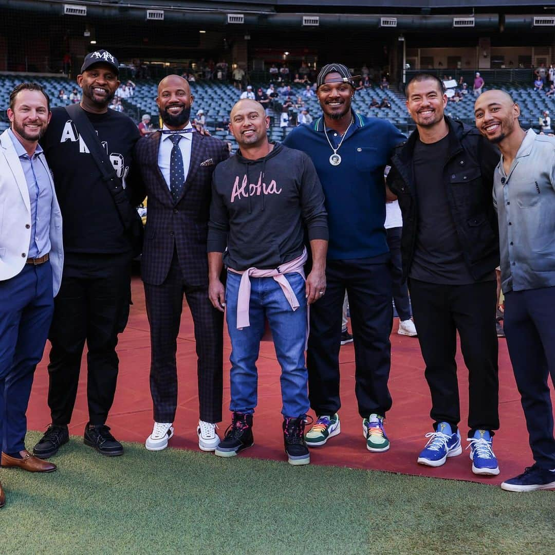 アダム・ジョーンズのインスタグラム：「🧢🧢🧢 C.A.P.  @mlb  #worldseries #Rangers #Dbacks」