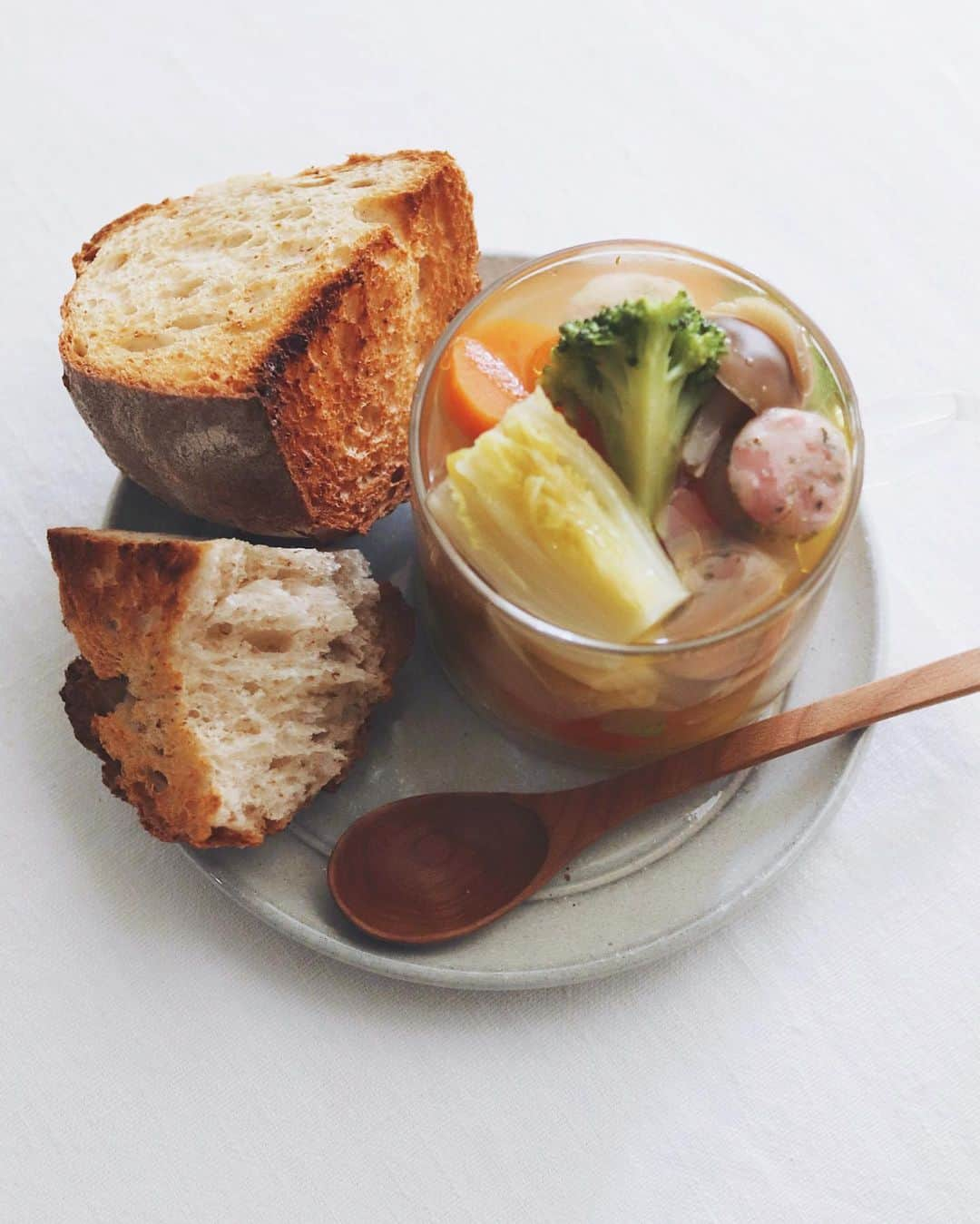 樋口正樹さんのインスタグラム写真 - (樋口正樹Instagram)「Today's breakfast 🥖  今朝は具だくさんスープで、 玉葱、ブロッコリー、白菜、 しめじ、人参、パセリ入り ソーセージの温まるスープ😋  パンはタカキベーカリーの 石窯モーニングフランスの 全粒粉入りの貴重な端っこ。 端っこ好きには堪らんとこ👍 @takaki_bakery_official  . #朝スープ #パンとスープ #スープとパン #ポトフスープ #コンソメスープ #石窯モーニングフランス #石窯パン #タカキベーカリー #soupandbread #breadandsoup #takakibakery #pr」11月1日 8時24分 - higuccini