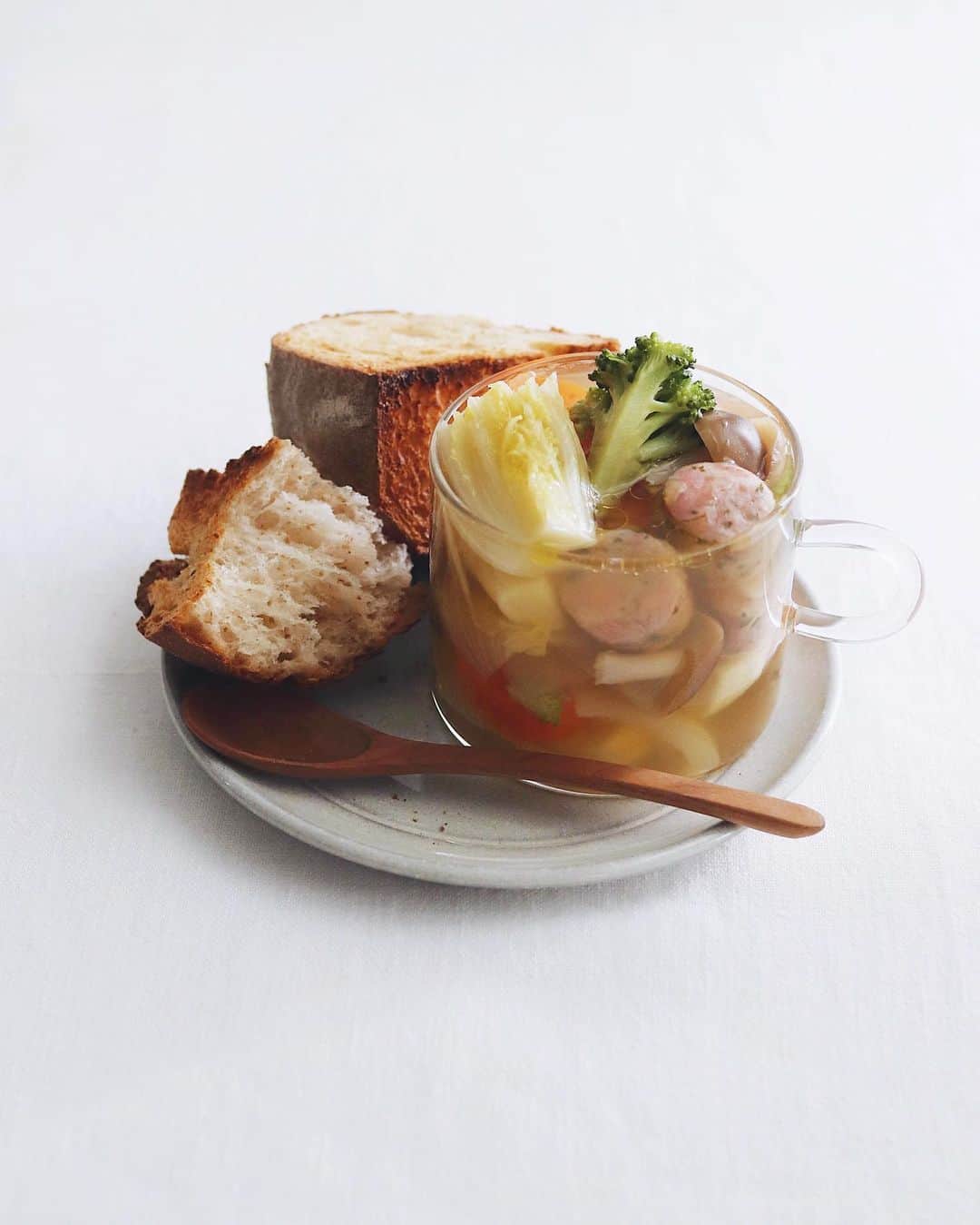 樋口正樹のインスタグラム：「Today's breakfast 🥖  今朝は具だくさんスープで、 玉葱、ブロッコリー、白菜、 しめじ、人参、パセリ入り ソーセージの温まるスープ😋  パンはタカキベーカリーの 石窯モーニングフランスの 全粒粉入りの貴重な端っこ。 端っこ好きには堪らんとこ👍 @takaki_bakery_official  . #朝スープ #パンとスープ #スープとパン #ポトフスープ #コンソメスープ #石窯モーニングフランス #石窯パン #タカキベーカリー #soupandbread #breadandsoup #takakibakery #pr」
