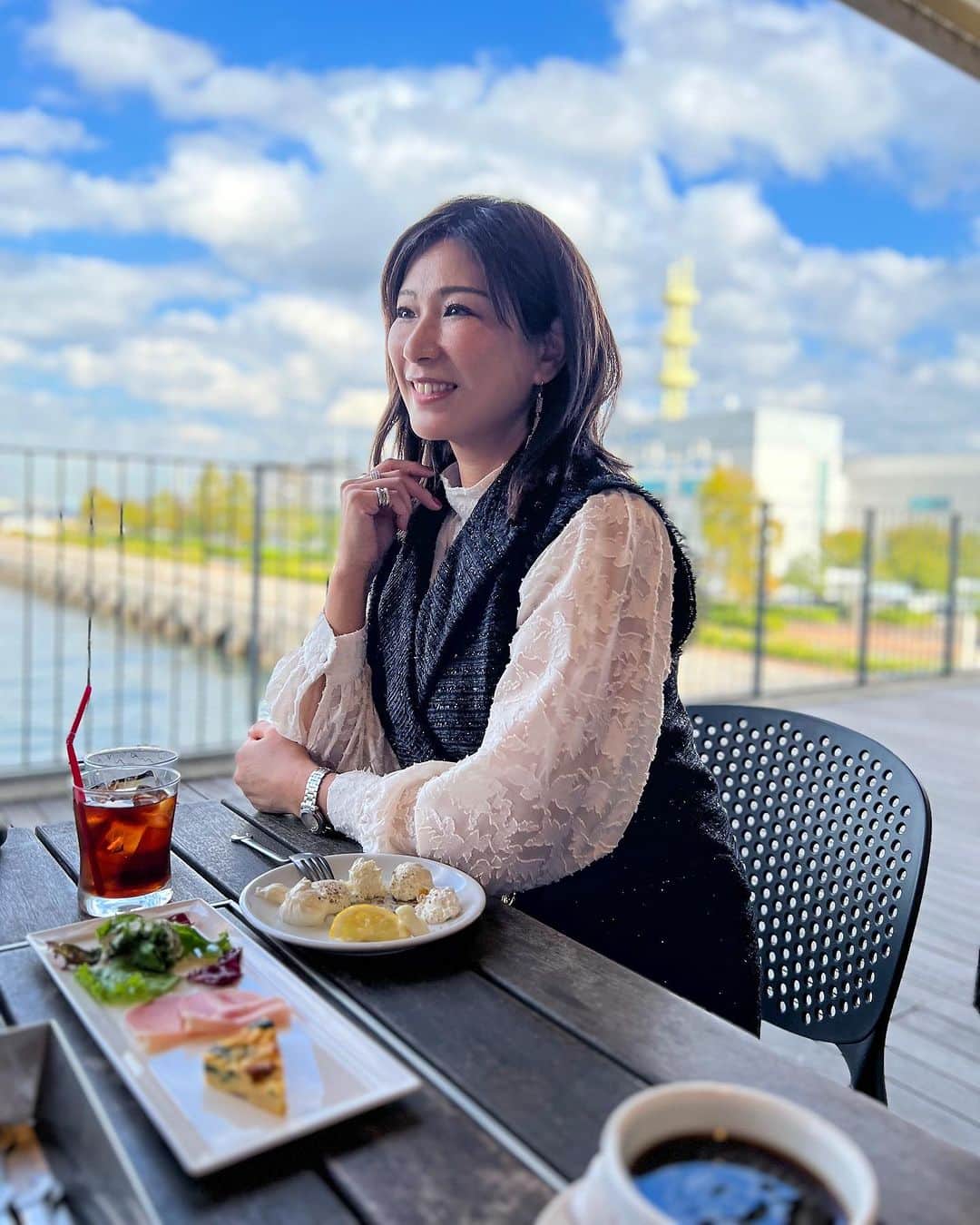 のインスタグラム：「✧︎ 【ほめて、褒めて、ほめまくる！】  人は誰でも褒められると嬉しいですよね。 日本は”苦労が美徳”なんて時代もあったけど、それは私が世界大会に行くたびに 「概念が崩された素晴らしい価値観に変わりました！」  苦労して、それを良い経験に変えられて飛躍出来るならいいけれど、だいたいが凹んでしまって起き上がるのに時間がかかってしまう。  「もっと自分を大切にしたい！」 「自分のこと大好きでいたい！」 だって、 「私は私で生きていくんだもの。」  褒められるとね、ちょっとくすぐったい気持ちになるけど、古い価値観からリニューアルされて表情も変わるし、心も穏やかになっていくの。 今の私は鏡に写った自分に向かって毎朝「褒め言葉」のシャワーを浴びてから一日を過ごしています☺︎  そうするとね、Happyオーラが「ニョキ」っと出てきますよ！  自分が出来るようになったら周りにいる家族や友達にもしてみてね♪ 「笑顔のシャワー」浴びられるかも‪︎‬‪︎☺︎  #美メンタルコーチング  #コーチング  #美マインド  #格上げライフスタイル #魅力開花  #心  #幸せ  #癒し #happy  #素敵な大人になるために  #身も心も美しく」