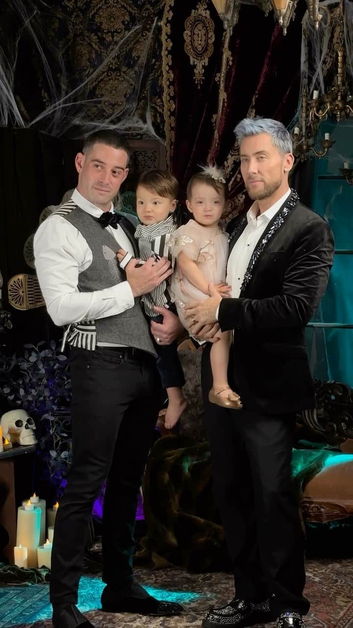 ランス・バスのインスタグラム：「🎃 Happy Halloween 🎃  With special guests @lancebass @michaelturchinart 🕷👻  We had so much fun creating this fun Haunted Mansion inspired spooky setup for the true kings of Halloween & their little pumpkins 🎃  Go check out our latest post to see the results! 🕷👻  📧loridormanphotography@gmail.con 📞818.247.0200  #happyhalloween #halloween #viral #viralreels #explore #viralvideos #hauntedmansion #disney #lancebass #nsync #halloweencostume #familyphotography #losangeles #photography #loridormanphotography」