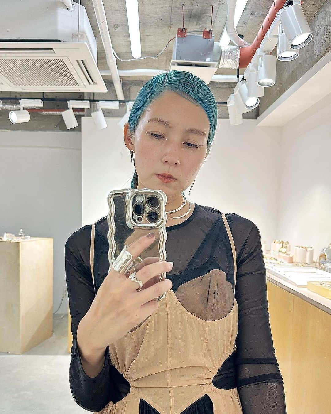 三苫愛のインスタグラム：「Outfit photo dump in Japan🎀 今回はフリーの日が最終日のみだったので、ほぼドレッシーな服でした。LAよりも物欲が爆発する日本。東京に住んでる時は休みがあればずっと買い物してたなー🛍️ 昨日帰国だったのですが、なんと行きも帰りも時差ボケなくてびっくりしてます🫢完全にコツを掴んだかも、、！？早朝から起こされたっていうのもあるかもですが、、年々精神も肉体も強くなってます👹今日はハロウィンなので長距離の散歩頑張ります🎃」