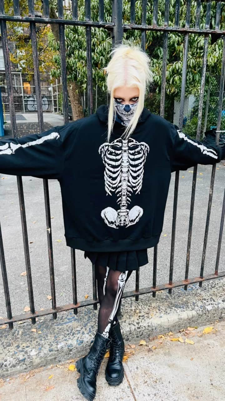 テイラー・モンセンのインスタグラム：「#halloween #nyc 🎃🎃🎃💀💀💀 hanging at the #halloweenparade with some of New York’s finest, and a quick tourist photo shoot in Washington Square Park #trickortreat #mybones」