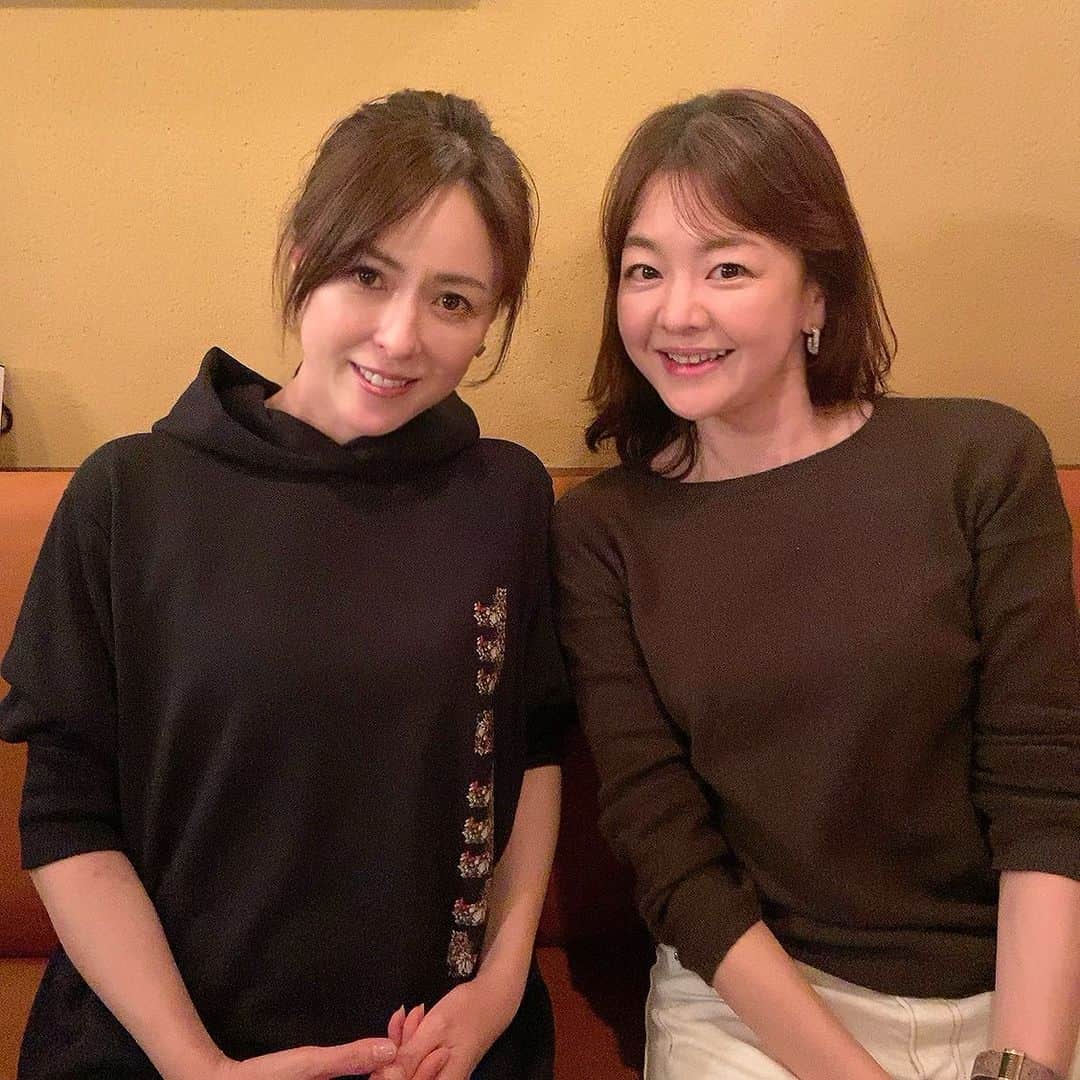 のインスタグラム：「先日食事会を終えて帰り際、隣に美しい女性が座ったと思ったら、大河内志保ちゃん！何と30年振りの再会でした！ クラリオンガールの17代目(私)と18代目という関係で、 思わず手を取り合ってこの素晴らしい邂逅に感激✨ ちなみに志保ちゃんのキャッチフレーズは「しなやかな女豹」、私は「洗いざらしのプリンセス」。私はついぞ洗いざらしのままここまで来てしまいました笑。素敵な再会、嬉しいな。 #大河内志保 さん」