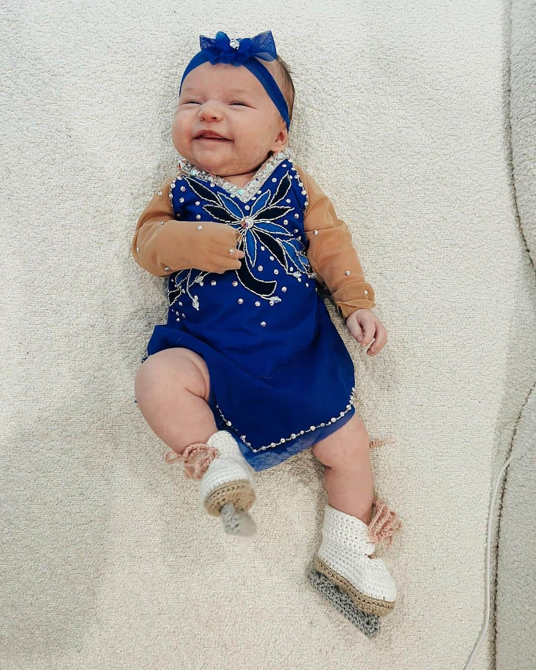 タラ・リピンスキーさんのインスタグラム写真 - (タラ・リピンスキーInstagram)「Georgie’s 1st Halloween! ⛸️❄️  @bradgriffies made a costume that will be hard to match. Thank you!!!! Does anyone recognize it?!    @toddkap commentated Gigi’s performance and I of course gave her an old school perfect 6.0 score of course!   Brad - again thank you! It’s just too much. You are a talent and skaters are lucky to wear your beautiful designs.   #babysfirsthalloween #halloween #newbornhalloween #figureskating #skating #olympics」11月1日 8時25分 - taralipinski