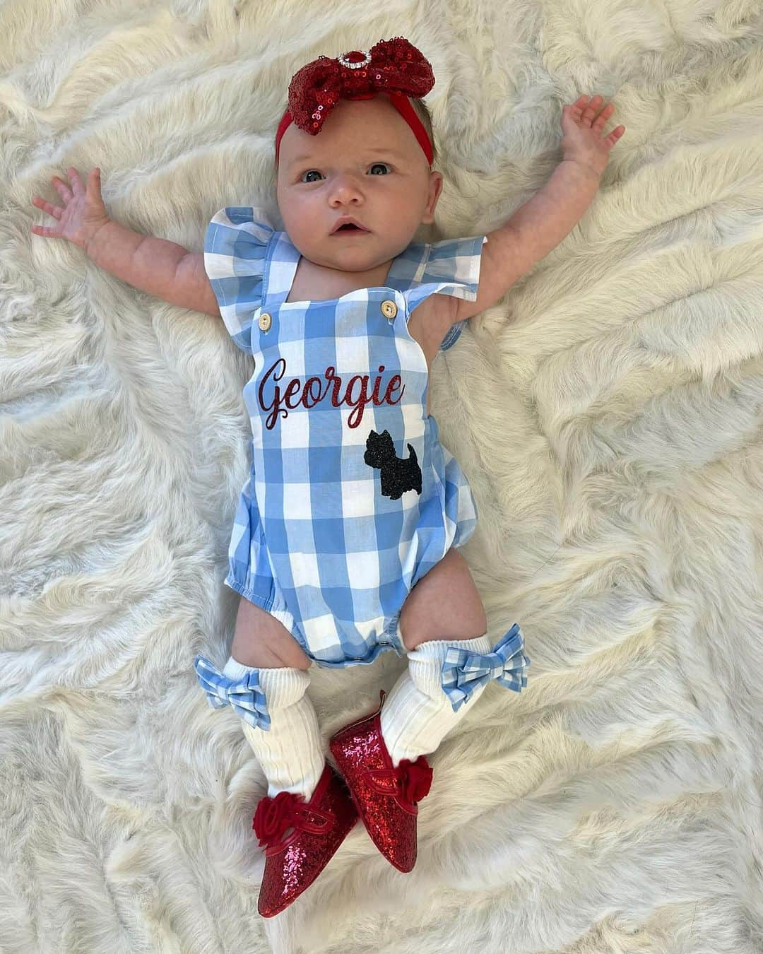 タラ・リピンスキーさんのインスタグラム写真 - (タラ・リピンスキーInstagram)「Georgie’s 1st Halloween! ⛸️❄️  @bradgriffies made a costume that will be hard to match. Thank you!!!! Does anyone recognize it?!    @toddkap commentated Gigi’s performance and I of course gave her an old school perfect 6.0 score of course!   Brad - again thank you! It’s just too much. You are a talent and skaters are lucky to wear your beautiful designs.   #babysfirsthalloween #halloween #newbornhalloween #figureskating #skating #olympics」11月1日 8時25分 - taralipinski