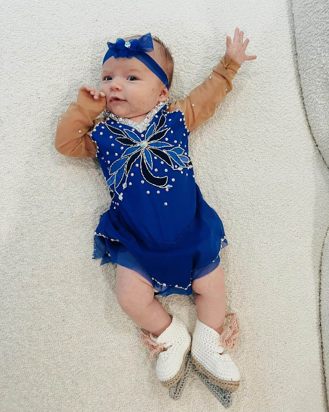 タラ・リピンスキーさんのインスタグラム写真 - (タラ・リピンスキーInstagram)「Georgie’s 1st Halloween! ⛸️❄️  @bradgriffies made a costume that will be hard to match. Thank you!!!! Does anyone recognize it?!    @toddkap commentated Gigi’s performance and I of course gave her an old school perfect 6.0 score of course!   Brad - again thank you! It’s just too much. You are a talent and skaters are lucky to wear your beautiful designs.   #babysfirsthalloween #halloween #newbornhalloween #figureskating #skating #olympics」11月1日 8時25分 - taralipinski