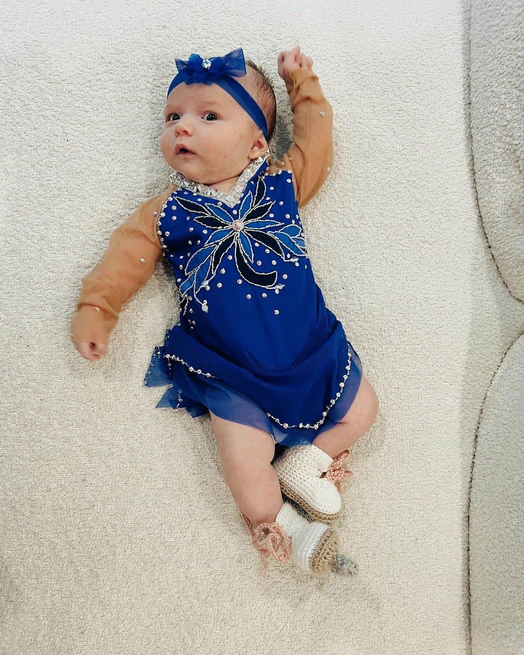 タラ・リピンスキーさんのインスタグラム写真 - (タラ・リピンスキーInstagram)「Georgie’s 1st Halloween! ⛸️❄️  @bradgriffies made a costume that will be hard to match. Thank you!!!! Does anyone recognize it?!    @toddkap commentated Gigi’s performance and I of course gave her an old school perfect 6.0 score of course!   Brad - again thank you! It’s just too much. You are a talent and skaters are lucky to wear your beautiful designs.   #babysfirsthalloween #halloween #newbornhalloween #figureskating #skating #olympics」11月1日 8時25分 - taralipinski