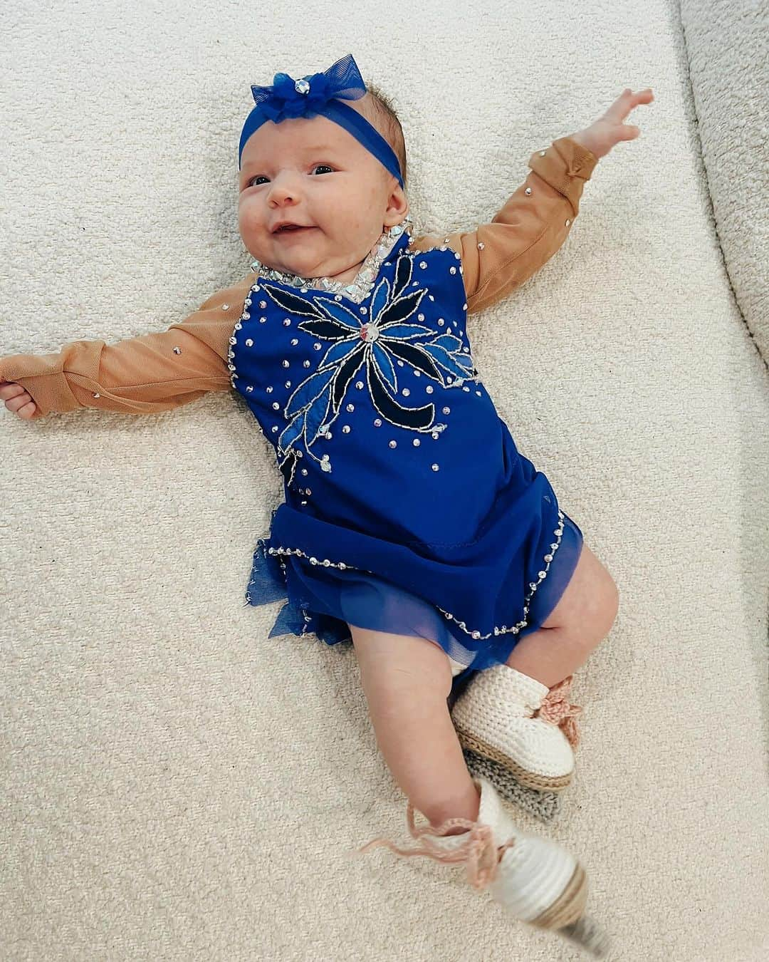 タラ・リピンスキーのインスタグラム：「Georgie’s 1st Halloween! ⛸️❄️  @bradgriffies made a costume that will be hard to match. Thank you!!!! Does anyone recognize it?!    @toddkap commentated Gigi’s performance and I of course gave her an old school perfect 6.0 score of course!   Brad - again thank you! It’s just too much. You are a talent and skaters are lucky to wear your beautiful designs.   #babysfirsthalloween #halloween #newbornhalloween #figureskating #skating #olympics」