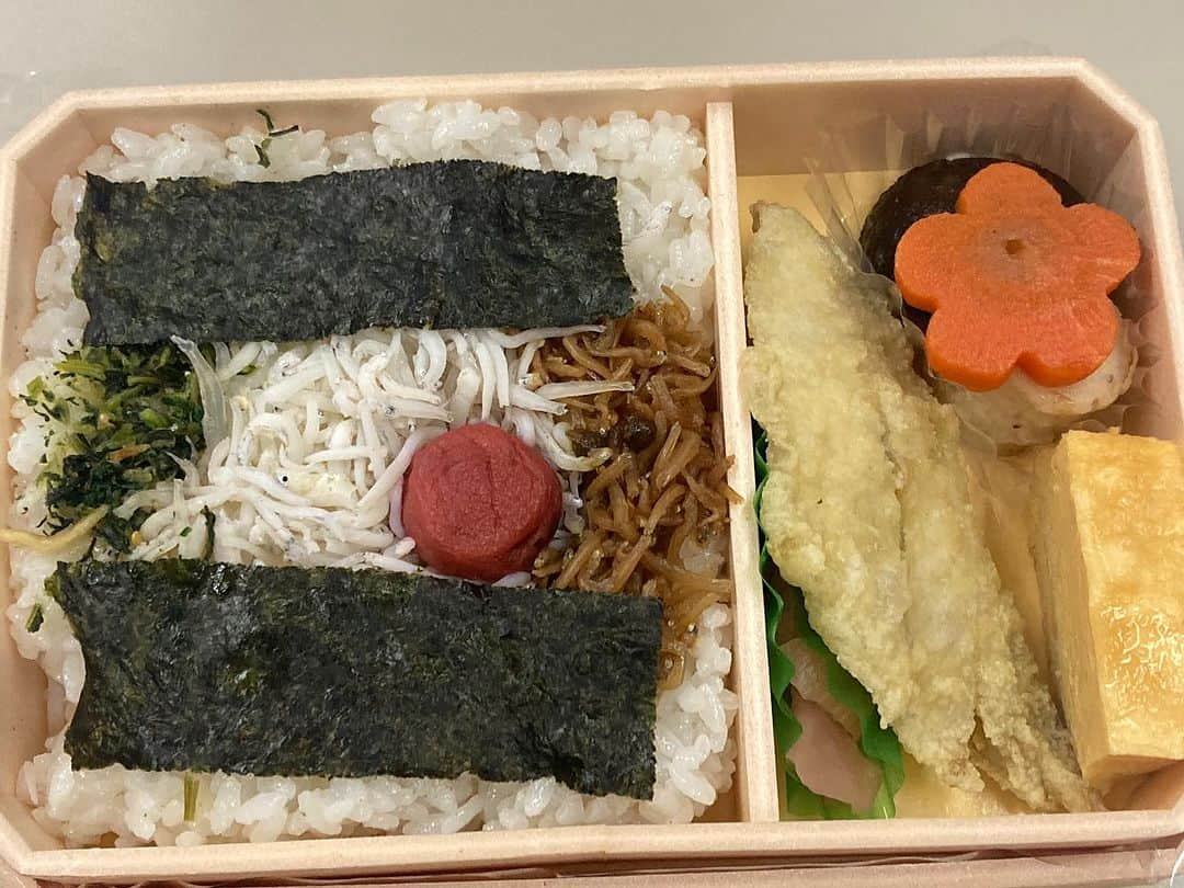 柳家さん生のインスタグラム：「11/1月替りに富山へ向かいます🖐️早速の車中朝の弁当🍱 東華軒の 釜揚げしらすとじゃこのお楽しみ弁当🍱 大船軒り全体に量が軽くて良い⭕️お値段も880円なり⭕」