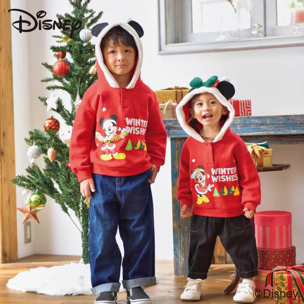 バースデイのインスタグラム：「大人気❤Disneyのクリスマスアイテム🎅  👦にも👧にもおすすめ！ サンタコスチュームでクリスマスにぴったり💕 ミッキーマウス・ミニーマウスアイテムが登場です🤗  プルパーカ・ロンパスのフードは ミッキーマウス・ミニーマウスの耳付きで とってもかわいいよ😍  プルパーカは80～140cmと サイズ展開が豊富なのも嬉しいポイント✨  今年のクリスマスはきょうだいやお友達と お揃いコーデしてみませんか❓  ♡気になるアイテムがあったら、保存🔖してお店へGO💨✨  ----------------------------- 【画像1枚目】 モデル左 身長：108cm/着用サイズ：110cm モデル右 身長：86cm/着用サイズ：90cm  【画像2枚目】 品名：ボーイズ ガールズ トレーナー各種 価格：本体1,190円（税込1,309円） 品番：202-2070（上・中白）、202-2079（中赤）、他 サイズ：100・110cm  【画像3枚目】 品名：ベビー ボーイズ ガールズ プルパーカ各種 価格：本体1,790円（税込1,969円） 品番：＜左＞102-1853、202-2067、262-0800、他 ＜右＞112-1388、212-1141、252-0943、他 サイズ：80・90・100・110・120・130・140cm  【画像4枚目】 品名：ベビー トレーナー各種 価格：本体1,190円（税込1,309円） 品番：102-1856（上）、112-1391（下）、他 サイズ：80・90cm  【画像5枚目】 品名：ベビー フード付ロンパス各種 価格：本体1,790円（税込1,969円） 品番：581-3276（左・中赤）、581-3226（右・中黒） サイズ：70～80cm -----------------------------  ✔他の投稿はプロフィールからCHECK @grbirthday  店舗により在庫が異なりますので、 お近くの店舗にお問い合わせください。  売り切れの際はご容赦ください。  #毎日がバースデイ #バースデイ #バースデイ購入品 #子供服 #ママの味方のバースデイ #Disney #ディズニー #ディズニー好きと繋がりたい #ディズニー好きさんと繋がりたい #ミッキーマウス #ミニーマウス #お揃いコーデ #おそろいコーデ #リンクコーデ #シミラールック #シミラーコーデ #おそろい #お揃い #パーカーコーデ #キッズパーカー #ベビーパーカー #トレーナーコーデ #ロンパース #ロンパースコーデ #クリスマスコーデ #ベビークリスマス #ベビークリスマスコーデ #キッズクリスマス #キッズクリスマスコーデ #ディズニークリスマスコーデ」
