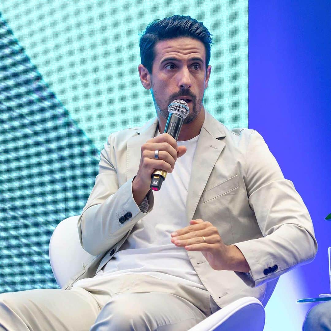 ルーカス・ディ・グラッシのインスタグラム：「Foi dada a largada para o ePrix de São Paulo da @FIAFormulaE !  Obrigado @prefeitoricardonunes @albertolongoformulae @gustavopires.oficial @marcelofonseca1 por fazer acontecer mais uma etapa em solo nacional !   Já estão a venda os ingressos para 16/03/2024 !」