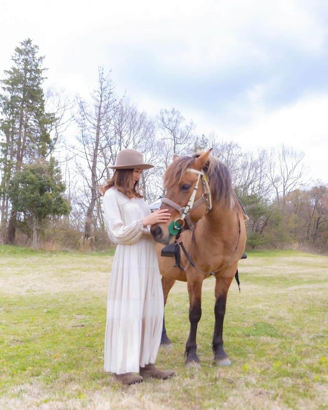 長谷川朋美のインスタグラム：「今日は世界ヴィーガン・デイ🐴🌏🌈💓 生きとし生ける者すべてが幸せでありますように😌  今日は少し私の考えを綴らせていただきますね。  ・ 私はヴィーガンではありませんが、 普段自分が食べるものや選ぶものには 全て選択基準を持っています。  基本的に工場型畜産のお肉はいただきません。  幸せにストレスなく育った動物のお肉を 感謝して少量だけいただきます。  ヴィーガンの方からしたら 食べること自体動物を傷つけていると 言われると思いますが  私は自然界の原理では命を全うするためには 命をいただく時もある、という考え方です。  ですが、絶対に忘れてはいけないのが 私たち人間は決して偉いわけでも 動物界のトップでもなく  この地球に生かされていると言うこと。  それは、動物も植物も微生物も一緒で。  私たちもその中で、共生しているのです。  なので、どんな小さなことにも 感謝することや愛でることが大事。  「エシカル」という言葉の本当の意味は そんなことだと考えています。  それを忘れないで、日々を過ごすと 自然とエシカルな選択に繋がるはず。  ・ 余談ですが、先日のハワイで あらゆるものが1度使ったら 使い捨てが当たり前になっていて　　　 人々の食べ残しも多く、  楽しいはずのリゾート地が 違う目線で見ると とても悲しい気持ちになってしまいました🥲  ・ さまざまなことを知ると いろんなものが気になり過ぎるから、 あえて知らないようにするとか 結局、気にしないという人も多いですが  その気持ちもよくわかります。  ・ でもね、自分の身近なことを想像してみてください。  自分や自分の周りの大切な人が 幸せであってほしいと誰もが思うと思いますが  あなたの知らない誰かや、　　 その誰かが動物であったとしても  その人や者にも同じように 大切な人がいるんです。  それを心からわかっていたら、 いじめや差別や、人権問題、戦争なんて おきないよねって思うんです。  みんな忙しすぎたり、欲にまみれたりして 大切なことを見落としているんじゃないかな。  ・ だから、私は絶対に大切なことを 忘れないで生きていこうと 日々自分自身にリマインドしています😌  でも結果、それは自分のためなんですよ。  おかげで日々たくさんの愛や感謝を感じて とても幸せですし、常に心が穏やかです✨  本当の幸せや豊かさって、 物質や置かれている状況は関係なく 心の在り方なんですよね。  今日、そんなことについて多くの方が 考えるきっかけの日となれば嬉しいです💓  #veganday #世界ヴィーガンデー #いつか馬と暮らしたい」
