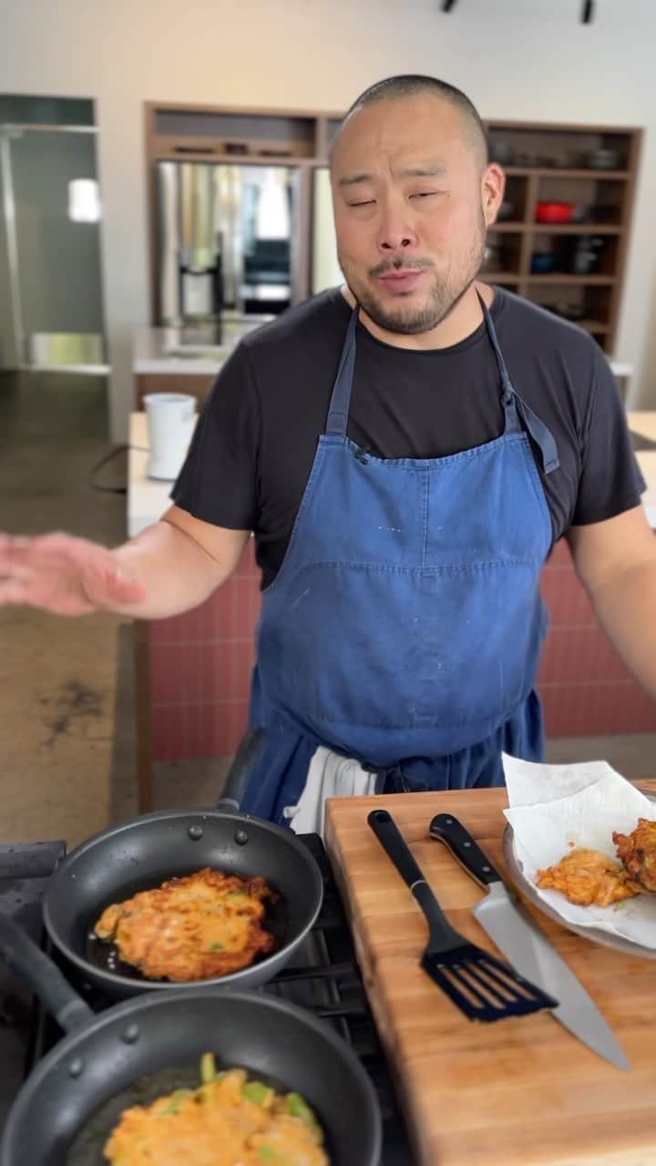 デイビット・チャンのインスタグラム：「Holidays are near and I try and recreate my mom’s famous bindaetteok.  I don’t have a recipe but every time I make it and I miss the mark…makes me miss her cooking more than ever. Check out the video on @majordomomedia YouTube channel. Click link in bio 🙏 I make the sauce with @momofukugoods soy sauce and rice when vin」