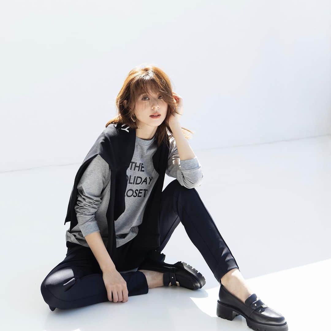 のインスタグラム：「. AYA’S COLLABORATION  初披露となるTHE HOLIDAY CLOSET。 今回は特別に朝比奈彩さんセレクトの別注カラーを展開。 デイリーからアクティブなシーンにも、着こなし方のレクチャーも必見です。  03 LONG SLEEVE T-SHIRT  LONG SLEEVE T-SHIRT ¥11,000(TAX IN) PANTS ¥20,900(TAX IN)  #theholidaycloset  #ザホリディクローゼット  #朝比奈彩　さん #ayaasahina」