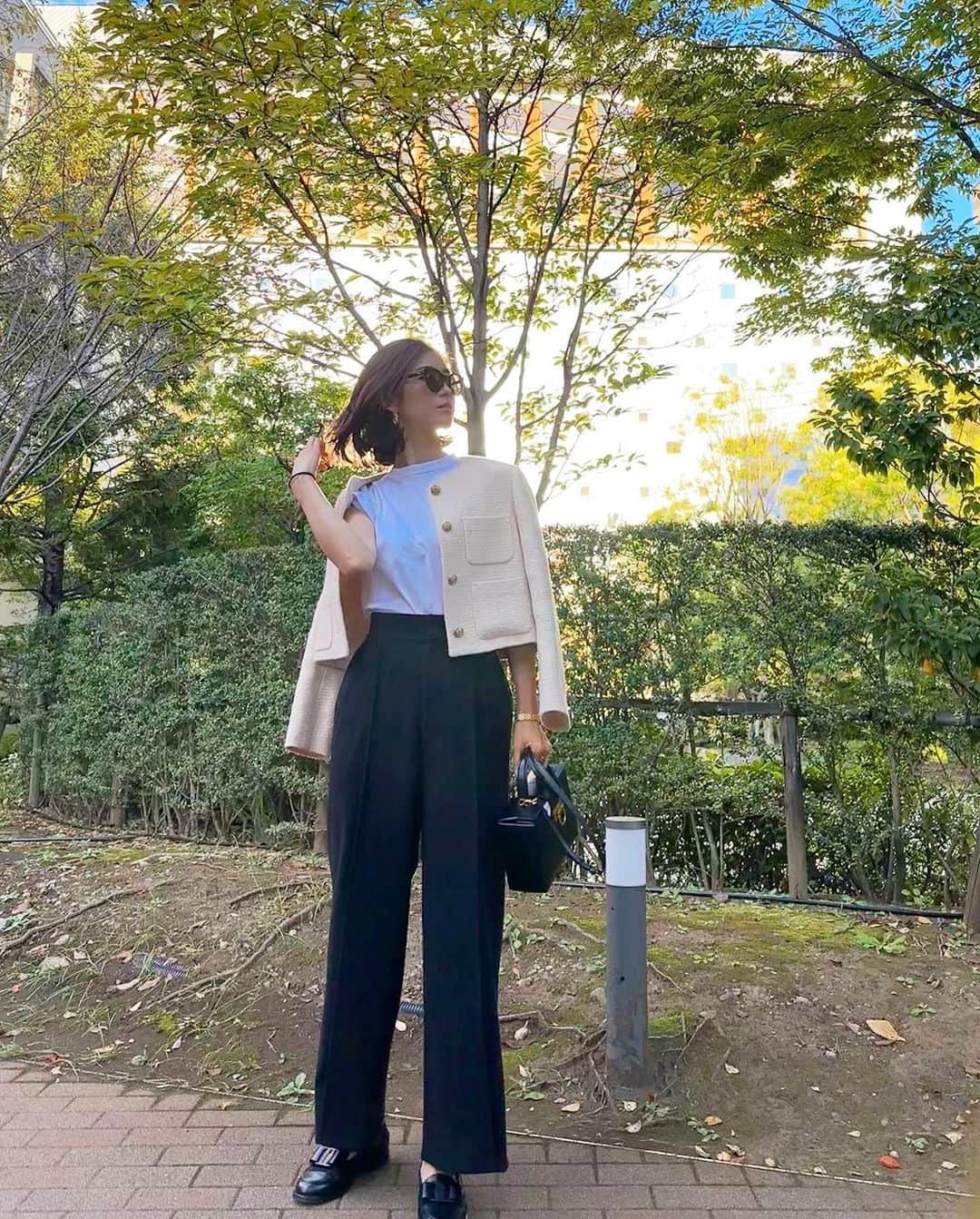 川人未帆のインスタグラム：「・ 天気がよくて、 娘と寄生虫博物館にいこっか！となったわけです🪱笑 昔一人暮らしをしてたマンションに寄ってみたり、お散歩しながら楽しかった☺️  目黒の寄生虫博物館はなんと無料だった。そして結構賑わっている！ 写真はちょっと見たくない方もいると思うのでやめときます😅 娘はmy虫眼鏡を持参してかなり興味津々でした。笑  帰りにリーベルでお茶したけど、 博物館行く前にお茶することをおすすめします笑😂  タックパンツはシンプルに着るのもかわいい。ブラックはかっこよくて好き。 ジャケットはどこのか忘れました、、韓国のもの。」