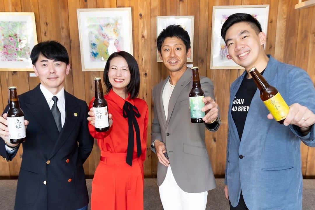 馬場典子さんのインスタグラム写真 - (馬場典子Instagram)「台湾クラフトビールのトークセッションでは、  「ビールで季節を味わって欲しい」とのTaiwan Head Brewers のレオさんの思いやご苦労（最初の味の開発に3年かかったそう）  「味と色の調和」や「アロマとフレーバーの違い」など、目から鱗のビールソムリエ江沢さんのお話、 （アロマとフレーバーの違い、ご存知ですか？）  お茶の専門家が初めてビールを手掛けるというTokyo Tea Trading 大塚社長の情熱。  などに触れられる、貴重で楽しい時間でした。  台湾には24種類全てあるそうなので、飲みに行きたいな〜😆  その前に、ビアソムリエの資格取得かな  @tokyoteatrading  @ezawa_all_about_drinks  #台湾クラフトビール #ビアソムリエ #ビール好き #馬場典子 #ばばちゃんネル」11月1日 8時46分 - baba_channel